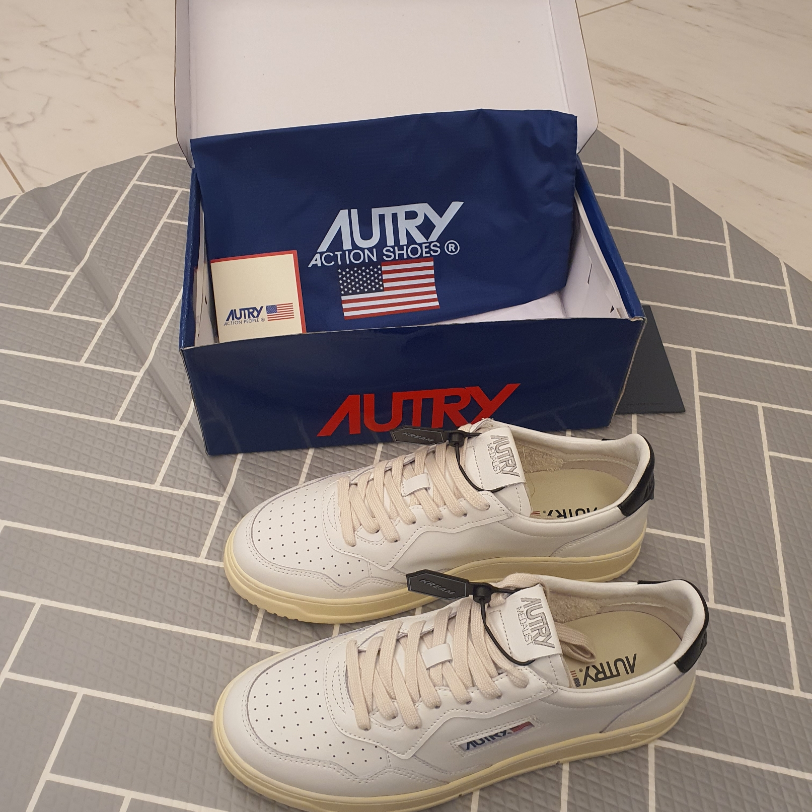 Autry Medalist Low Leather Sneakers White Black 착용 스타일