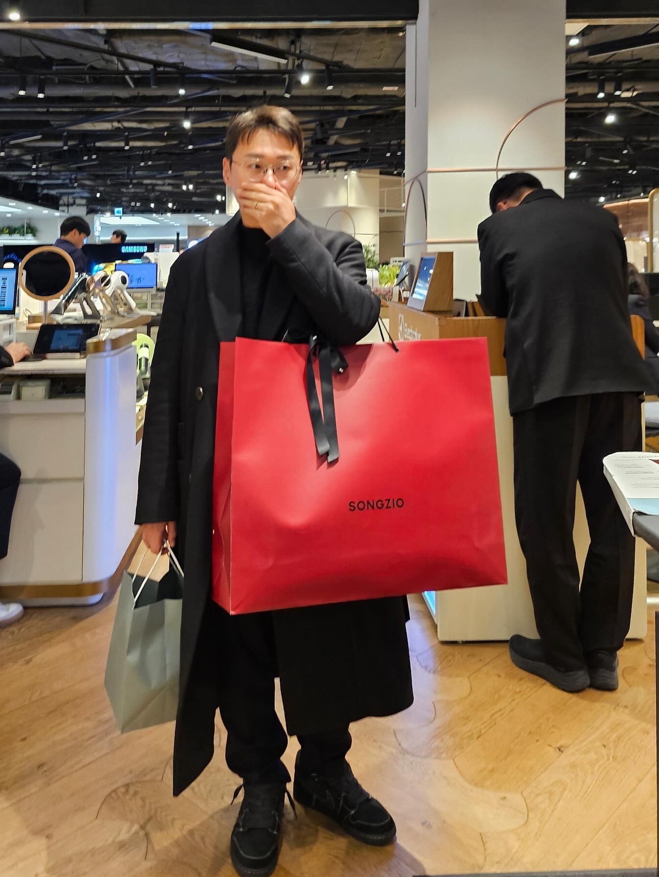 Wooyoungmi Robe Coat Black, Jordan 1 x Travis Scott Retro Low OG SP Black Phantom 착용 스타일 - 3
