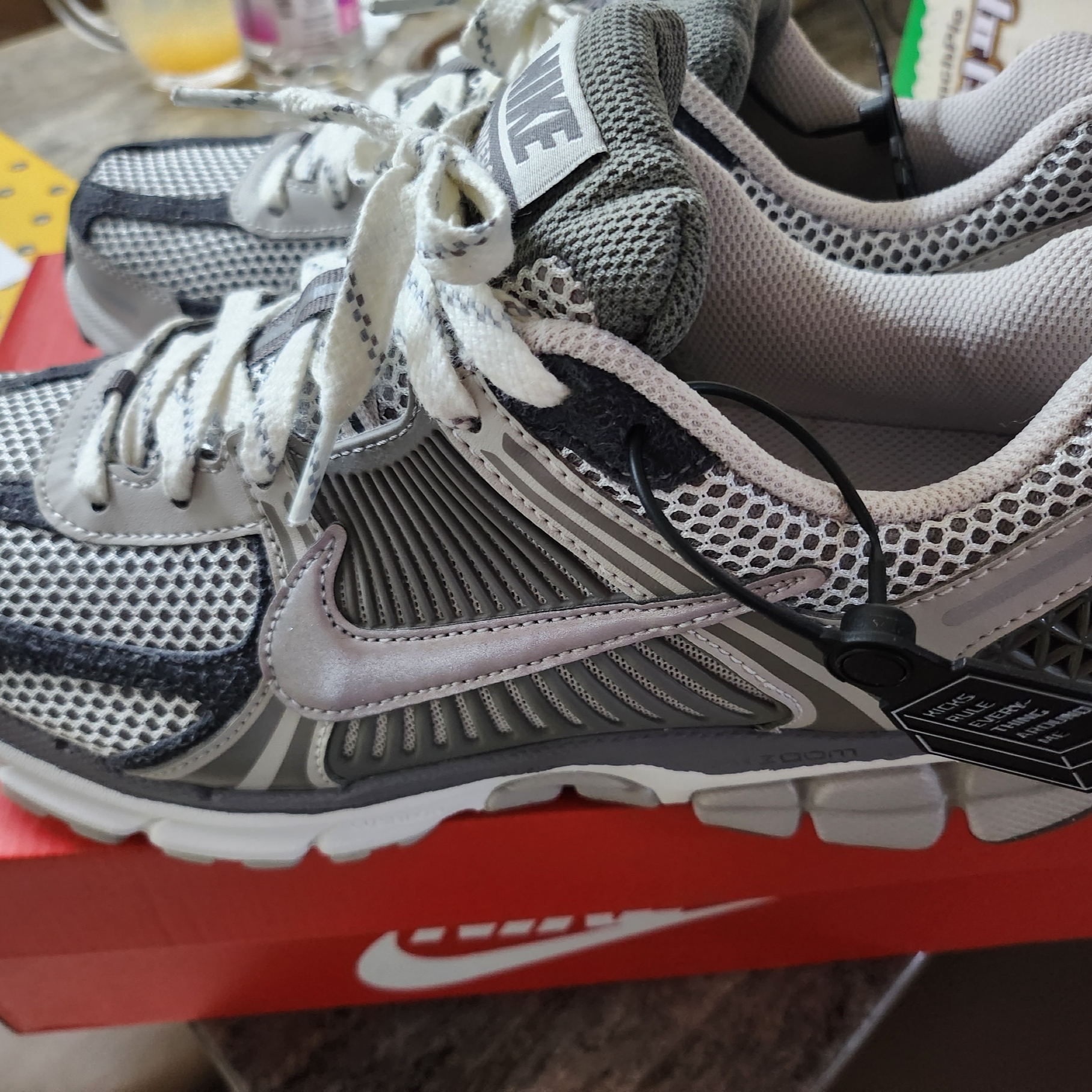 Nike Zoom Vomero 5 PRM Light Iron Ore and Flat Fewter 착용 스타일