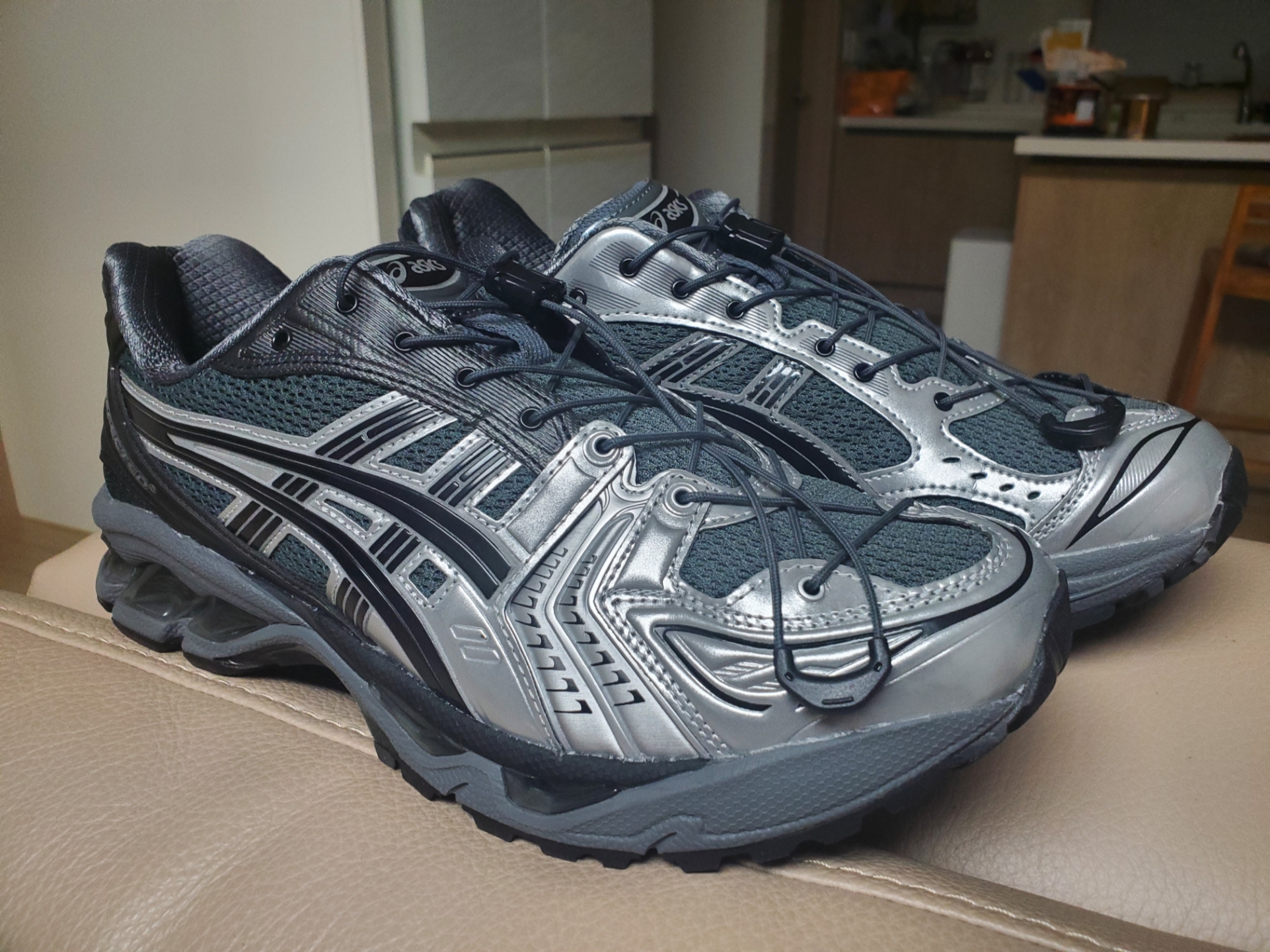 Asics x Unaffected Gel-Kayano 14 Silver Moon 착용 스타일 - 1