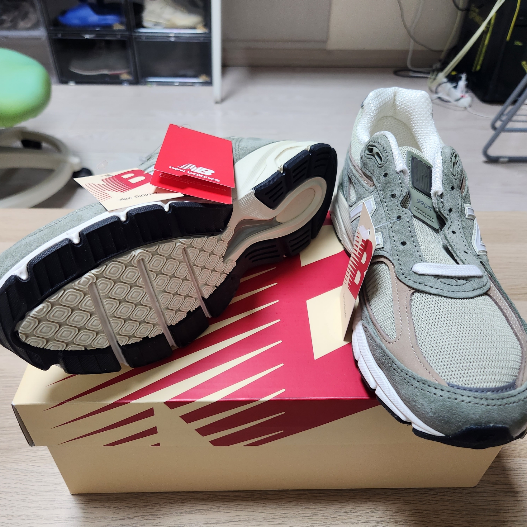 New Balance 990v4 Made in USA Olive Incense 착용 스타일 - 9