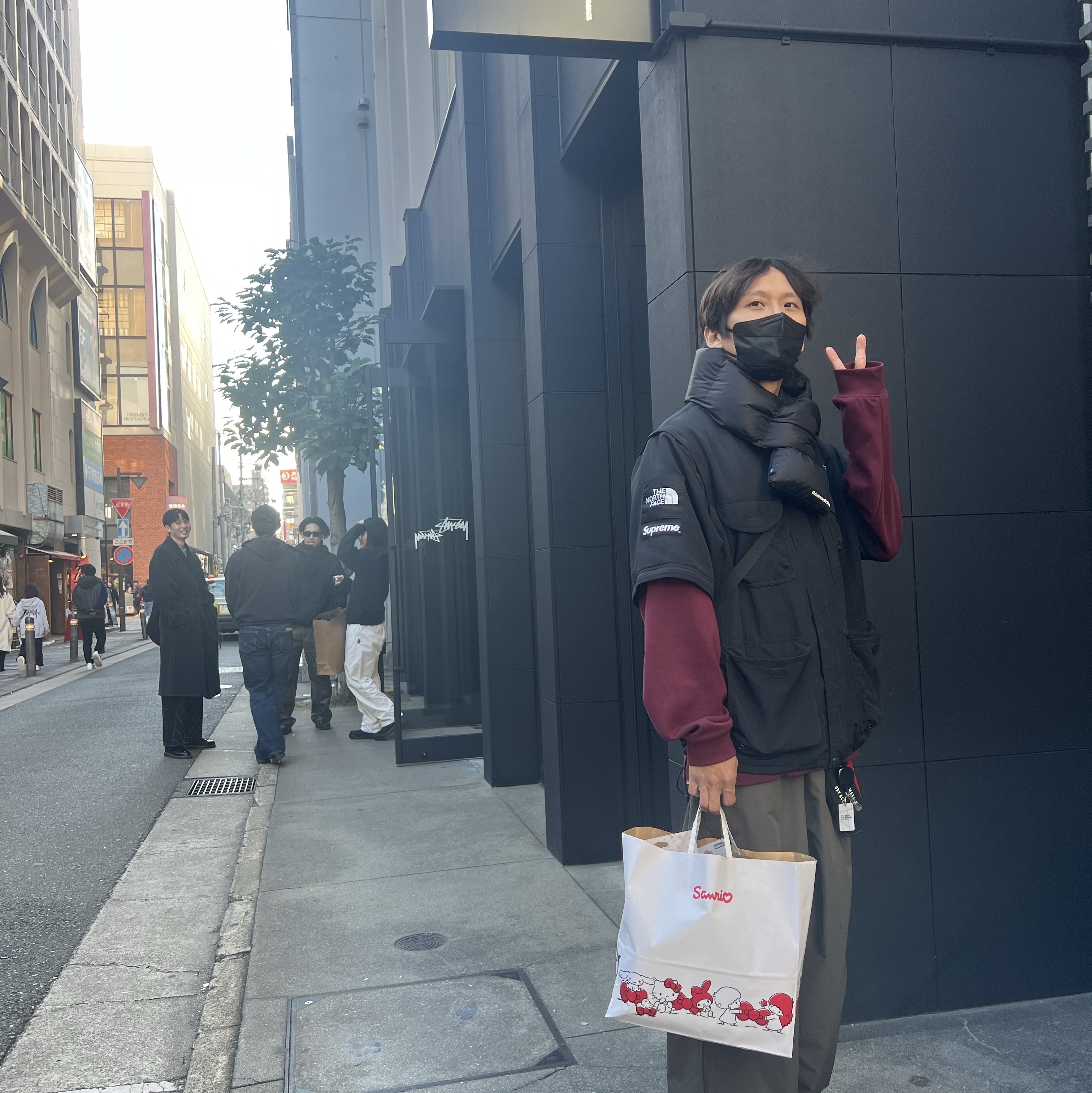 Supreme x The North Face Trekking Convertible Jacket Black - 22SS, IAB Studio Long Sleeve Burgundy - The Hyundai Seoul Exclusive 착용 스타일 - 1