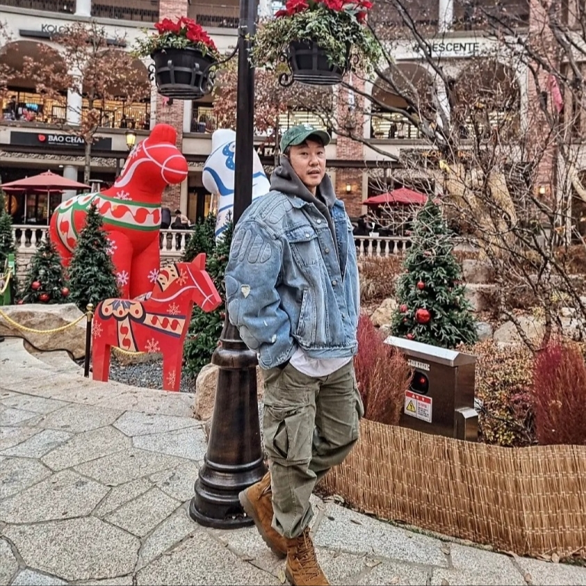 Yeezy Gap Engineered By Balenciaga Padded Denim Jacket Blue, Supreme Corduroy S Logo 6-Panel Green - 23FW 착용 스타일