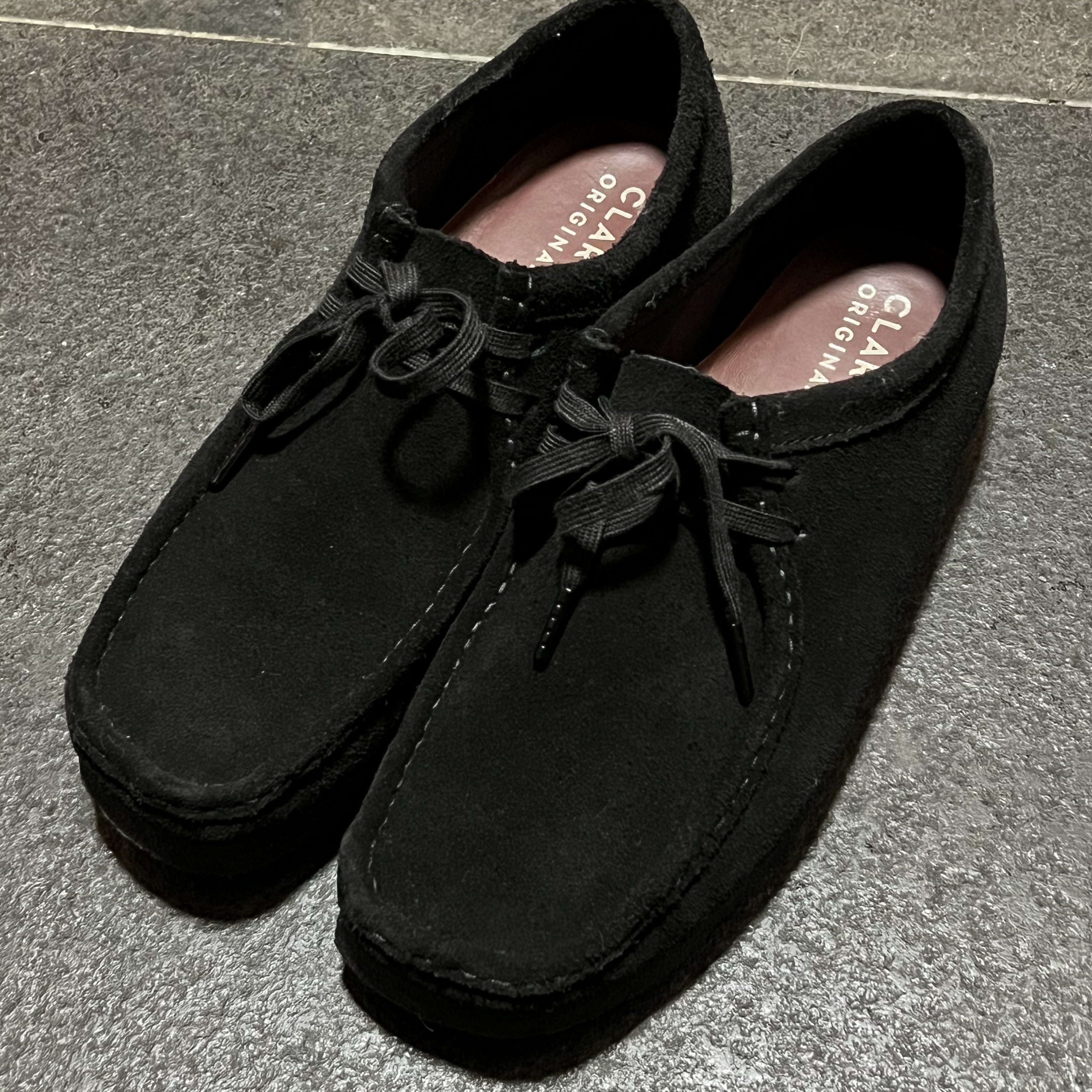 Clarks Wallabee Black Suede 착용 스타일 - 1