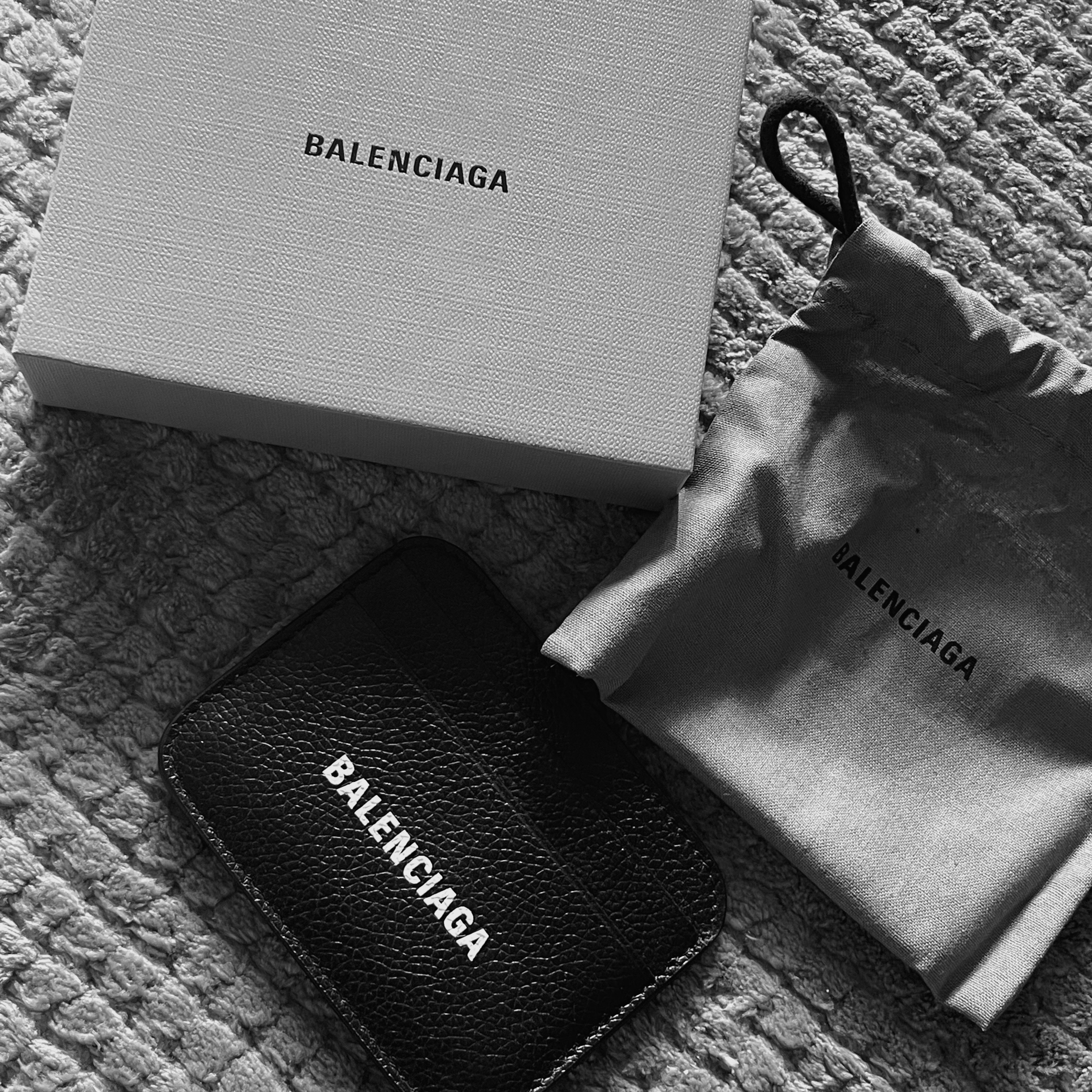 Balenciaga Grainy Leather Cash Card Holder Black 착용 스타일