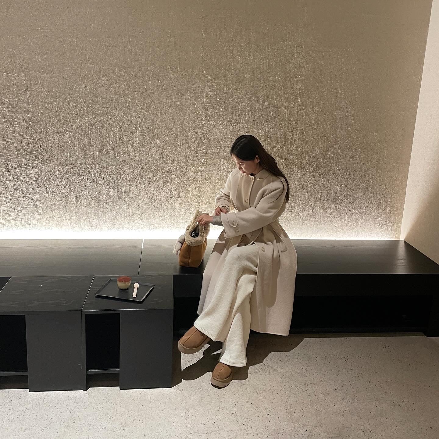 (W) UGG Tazz Slipper Chestnut 착용 스타일 - 3