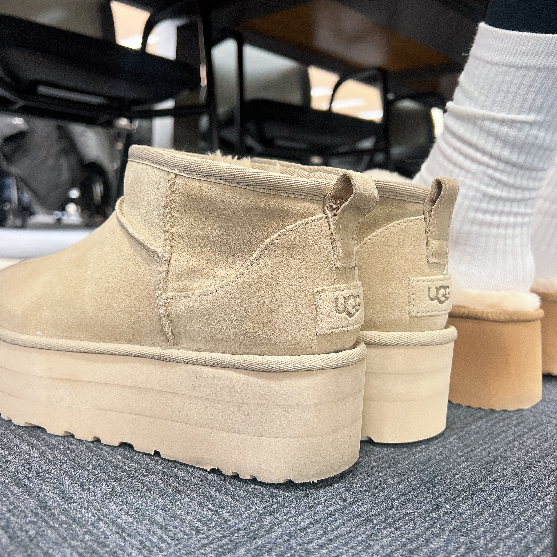 (W) UGG Classic Ultra Mini Platform Mustard Seed, (W) UGG Funkette Slides Chestnut 착용 스타일 - 2