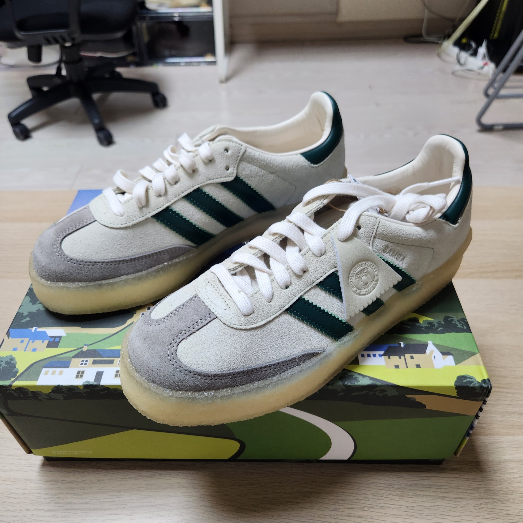 Adidas x Clarks x Ronnie Fieg 8th Street Samba Chalk White Green 착용 스타일 - 1