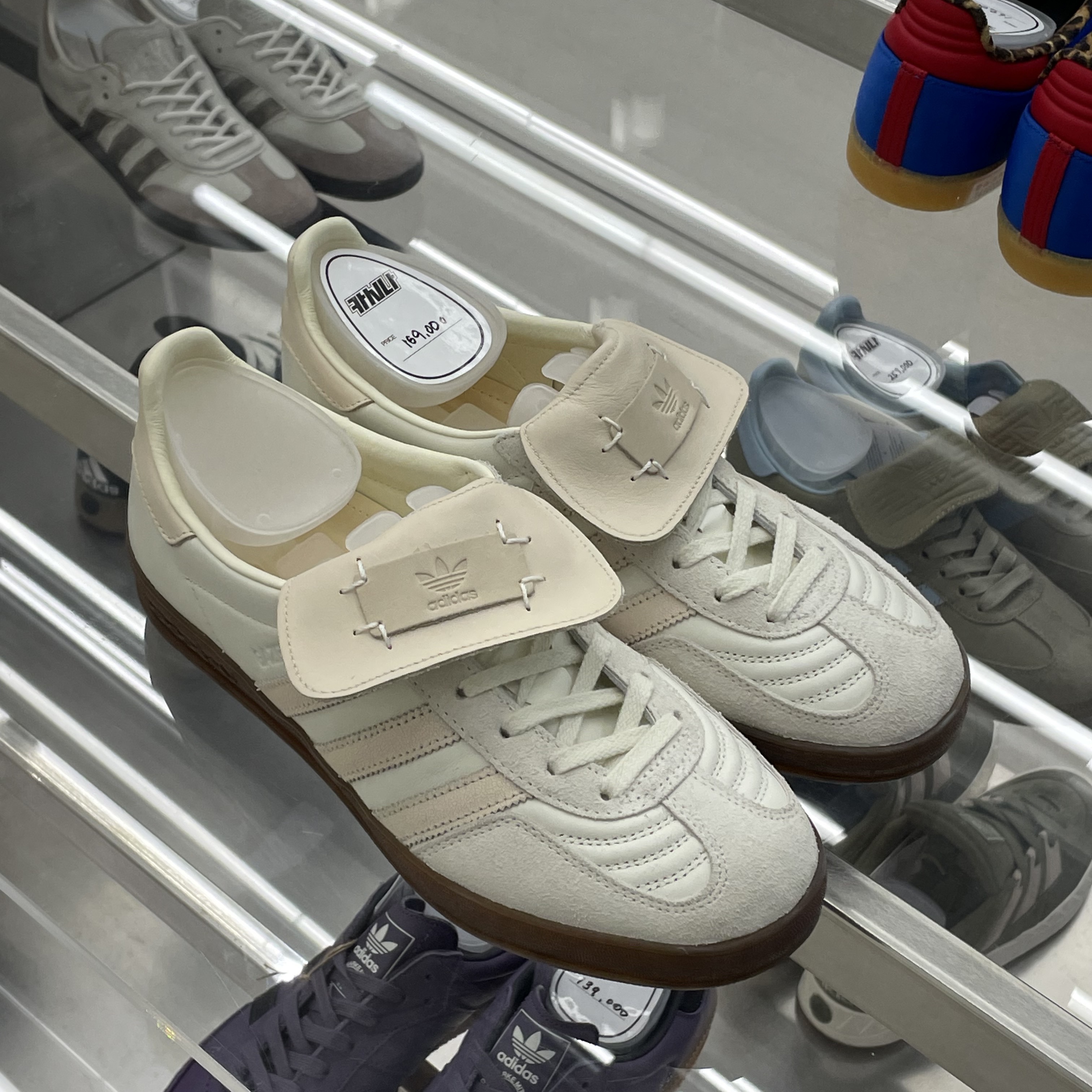 Adidas x Foot Industry Gazelle Indoor Off White Sand Strata 착용 스타일 - 1