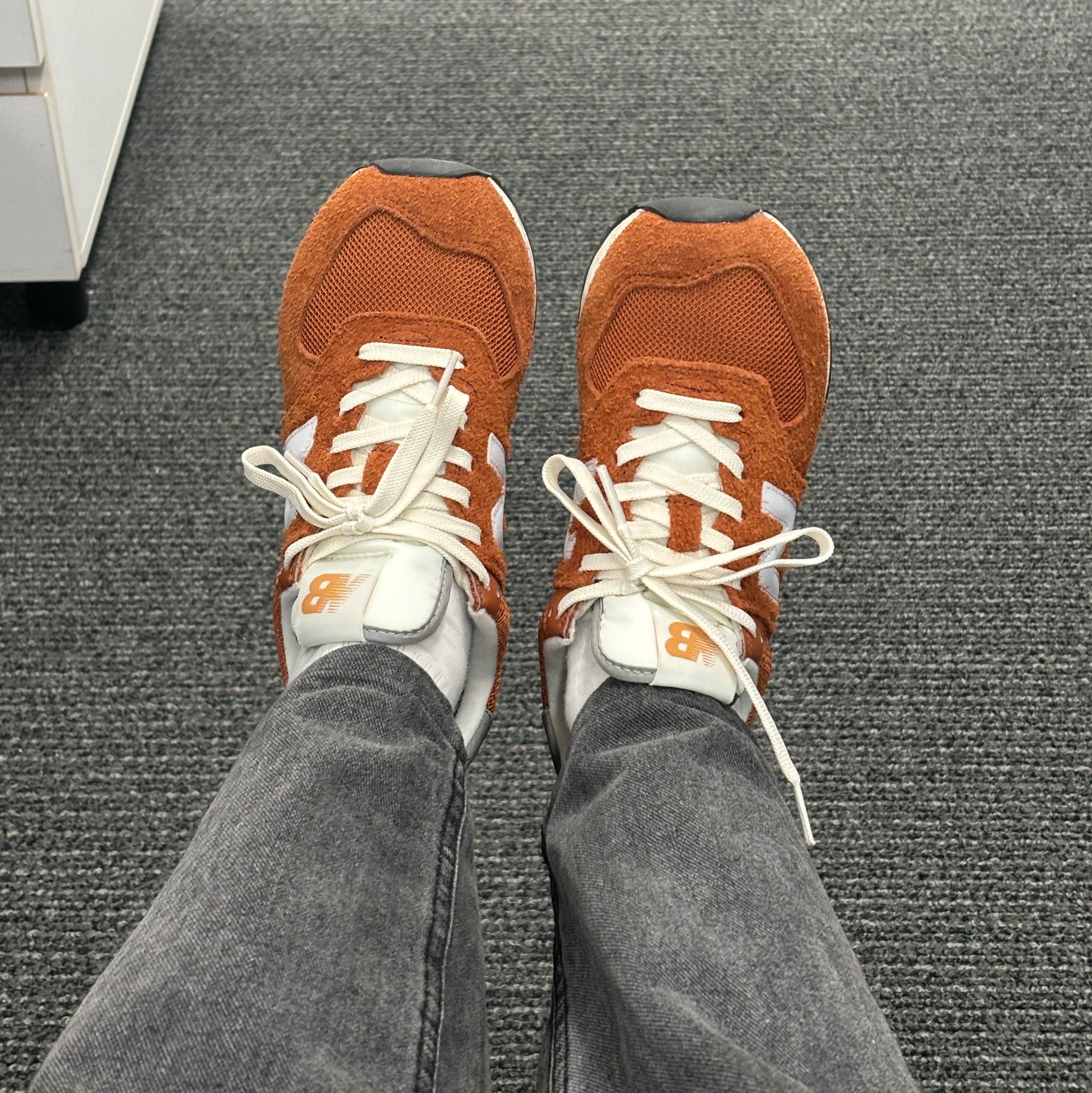 New Balance 574 Heritage Orange Burst White 착용 스타일 - 2