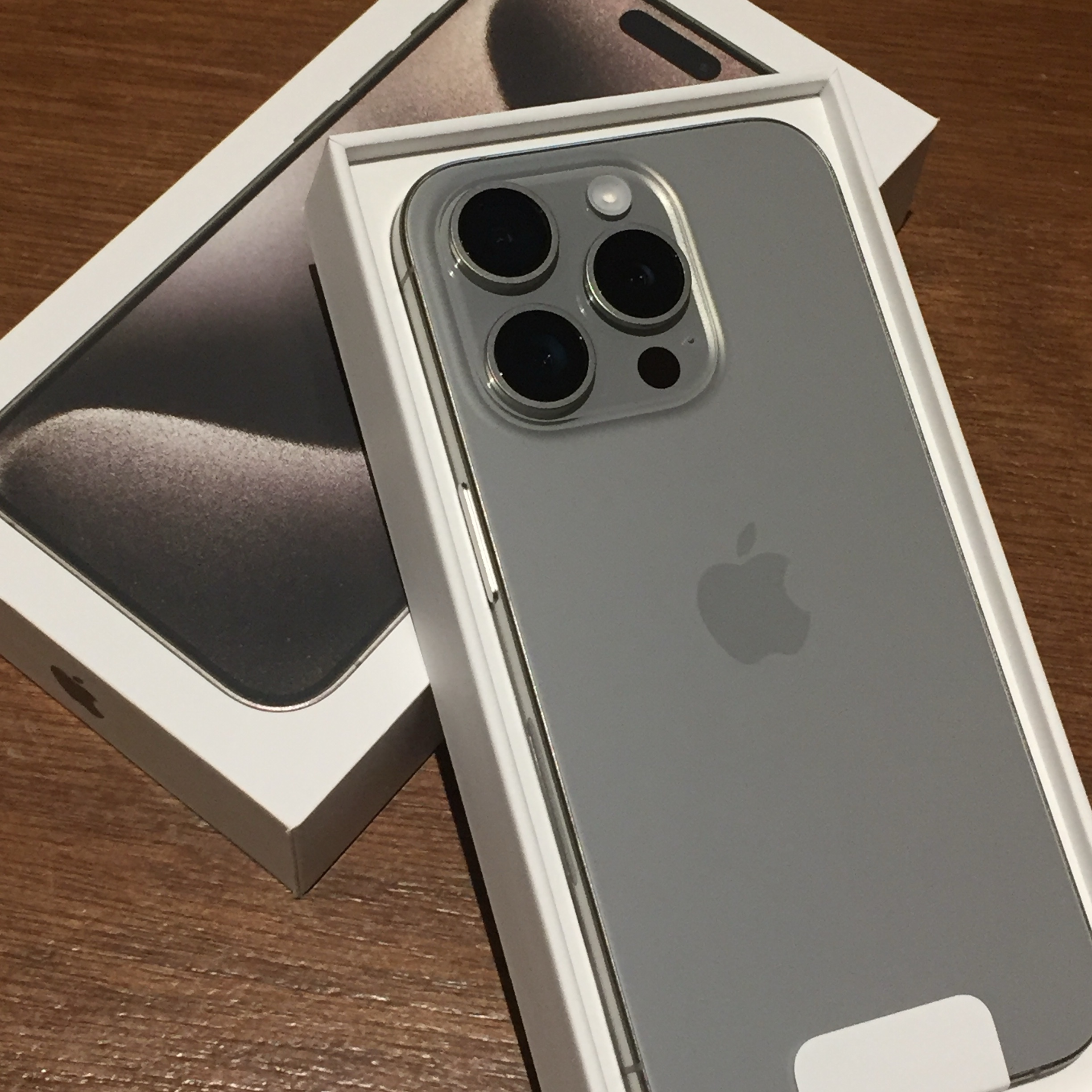 Apple iPhone 15 Pro 256GB Natural Titanium (Korean Ver.) 착용 스타일