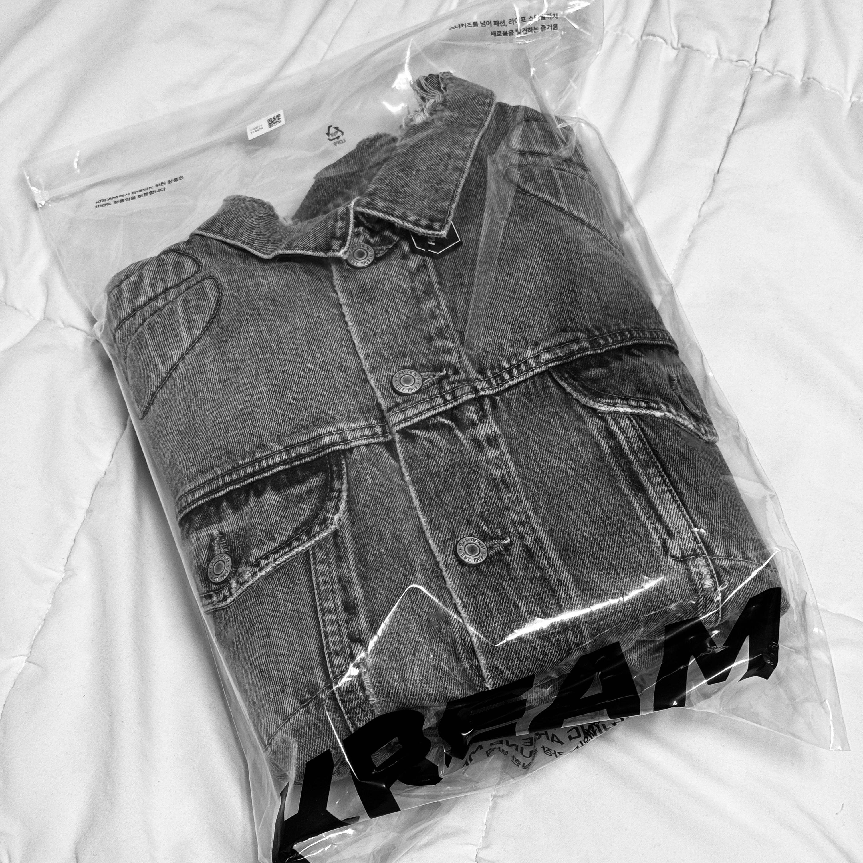 Yeezy Gap Engineered By Balenciaga Padded Denim Jacket Blue, Stussy Royal Suit Dress Belt Black 착용 스타일 - 1