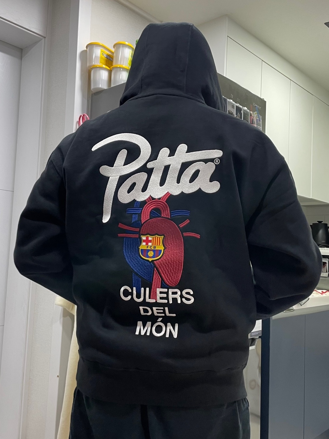 Nike x Patta x FC Barcelona Solo Swoosh Hoodie Culers del Món (FD4147-010) 착용 스타일 - 1