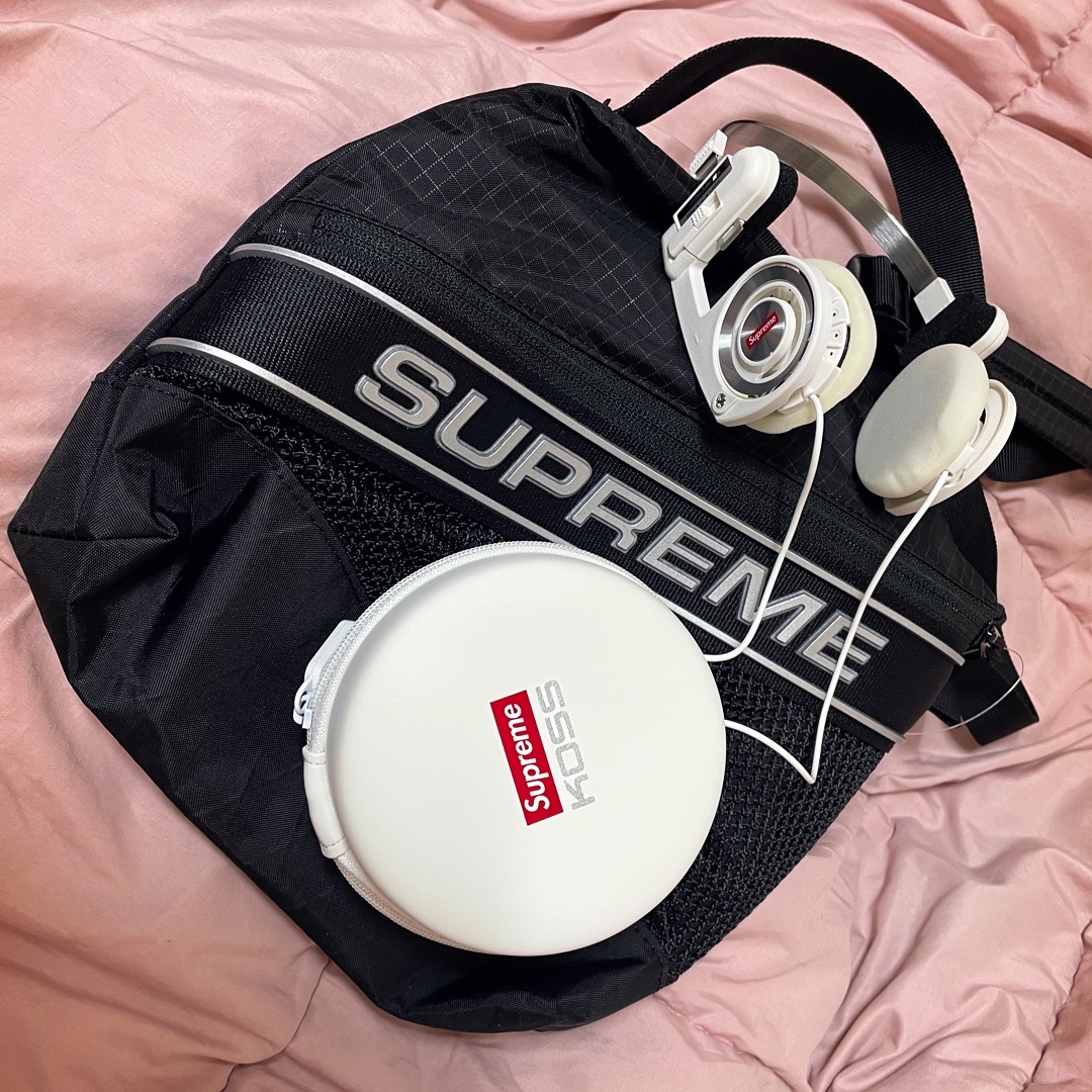 Supreme x Koss Portapro Headphones White - 23FW, Supreme Shoulder Bag Black - 23FW 착용 스타일