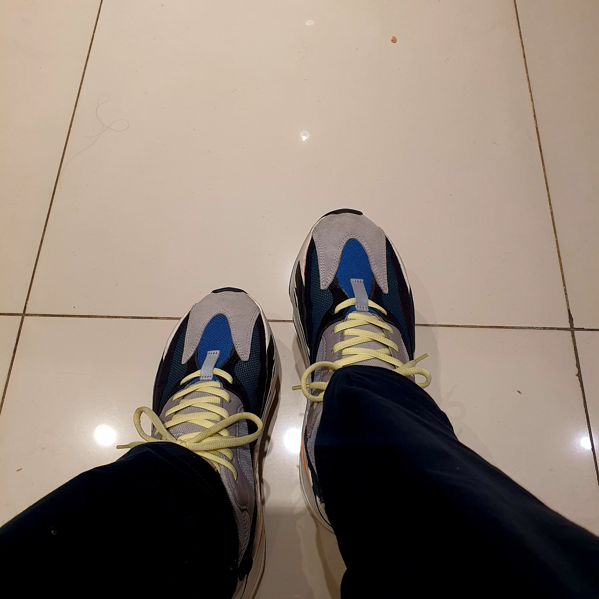 Adidas Yeezy Boost 700 Wave Runner Solid Grey 2017/2019, Adidas Yeezy Boost 700 Wave Runner Solid Grey 2021/2022 착용 스타일