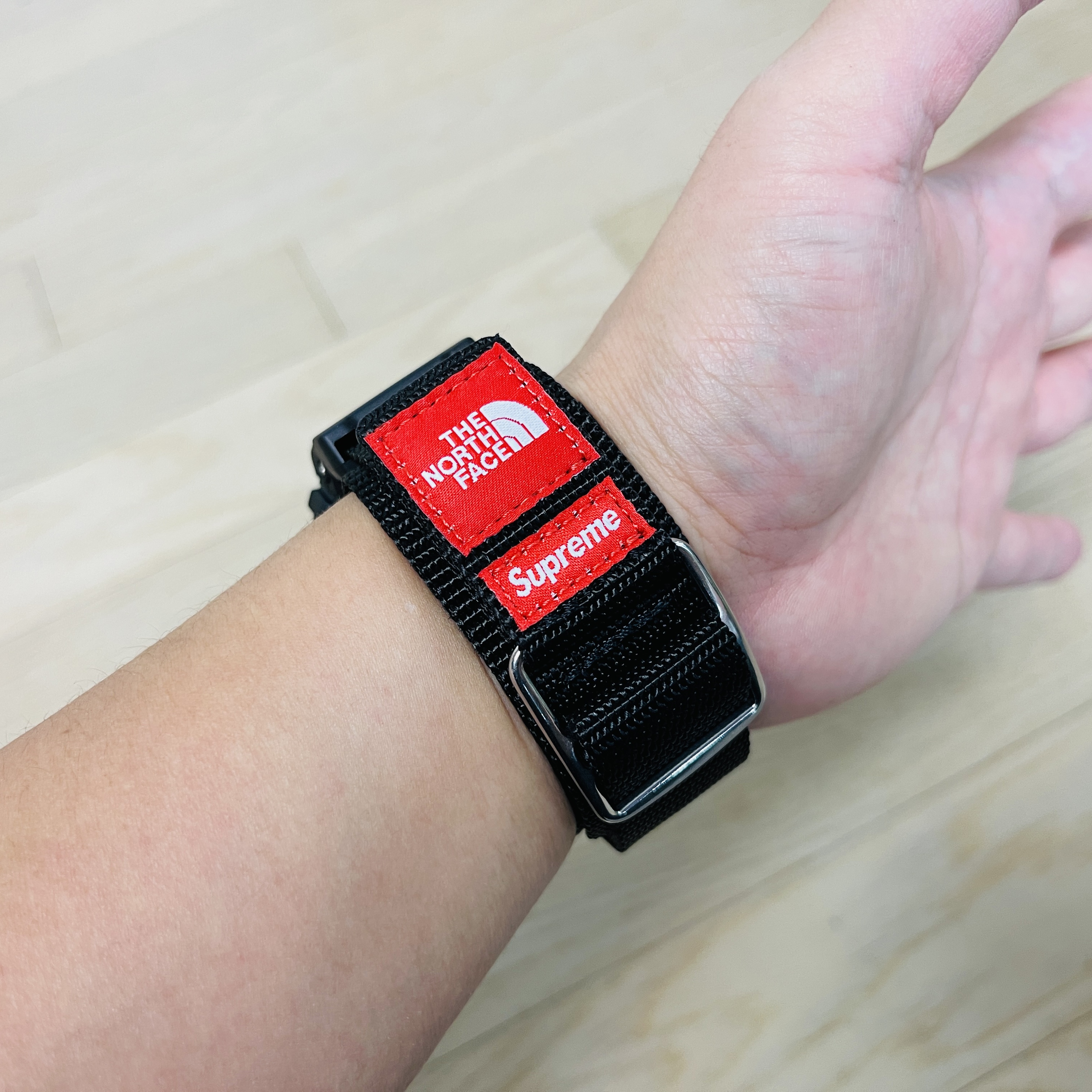 Casio G-Shock x Supreme x The North Face DW-6900 Black 착용 스타일 - 1