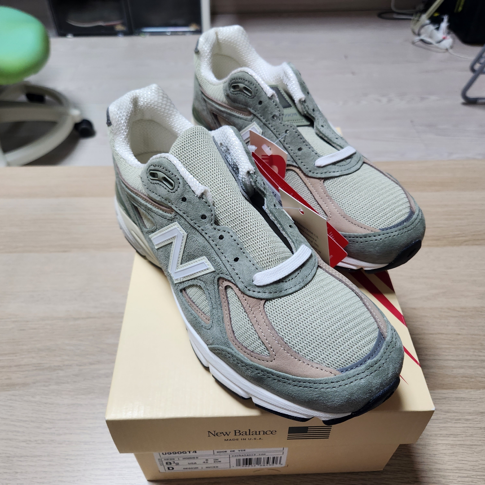 New Balance 990v4 Made in USA Olive Incense 착용 스타일 - 7