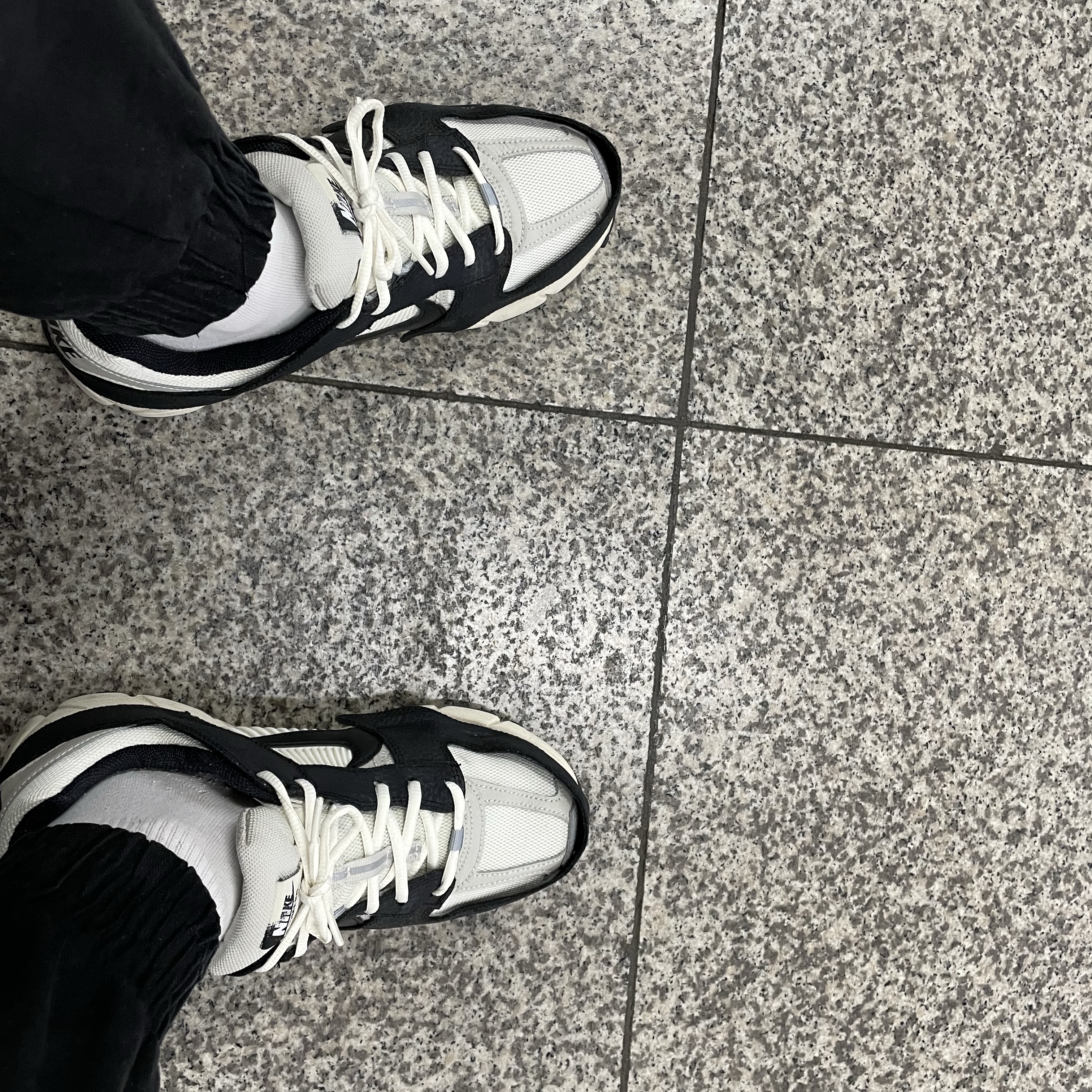 (W) Nike Zoom Vomero 5 Wolf Grey and Black 착용 스타일