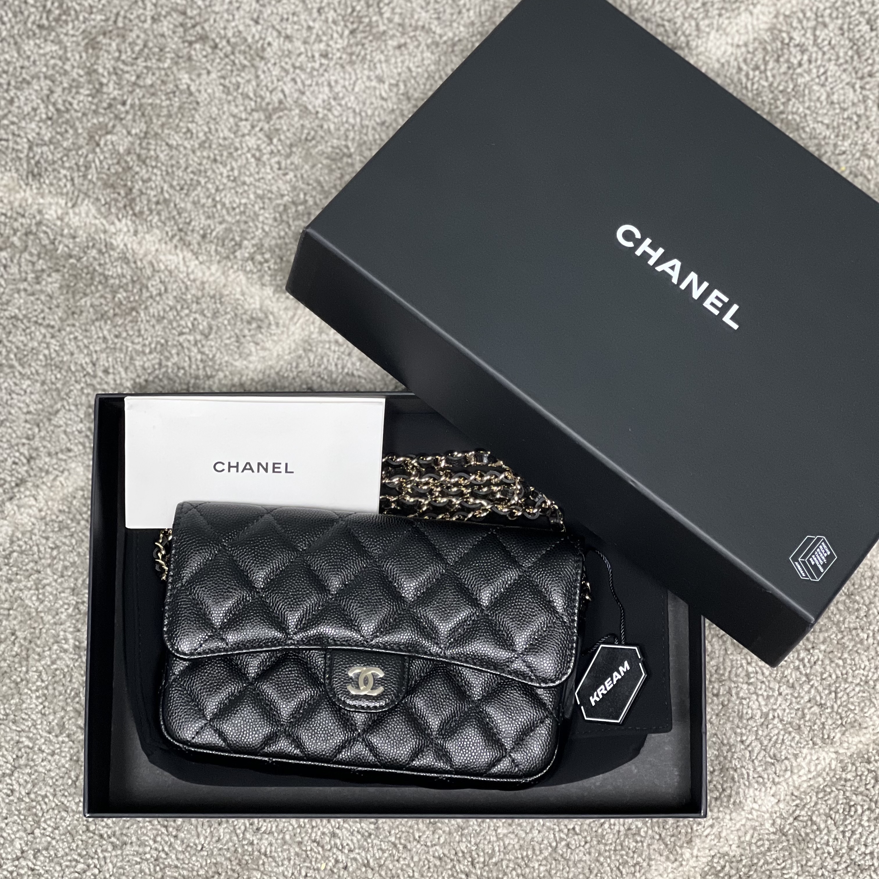Chanel Flap Phone Holder with Classic Chain Grained Calfskin & Gold Black 착용 스타일