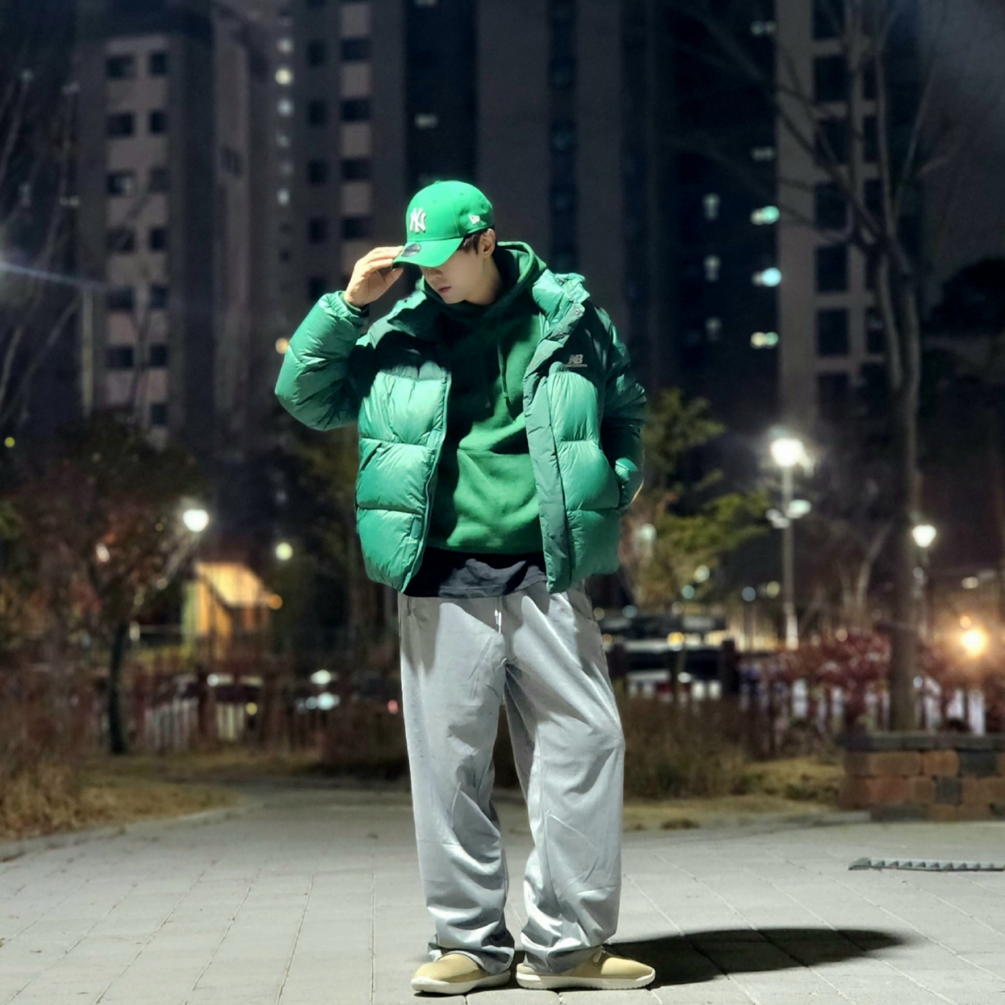 Nike Burrow Khaki Rattan, Nike NSW Club Fleece Pullover Hoodie Gorge Green - US/EU 착용 스타일 - 1