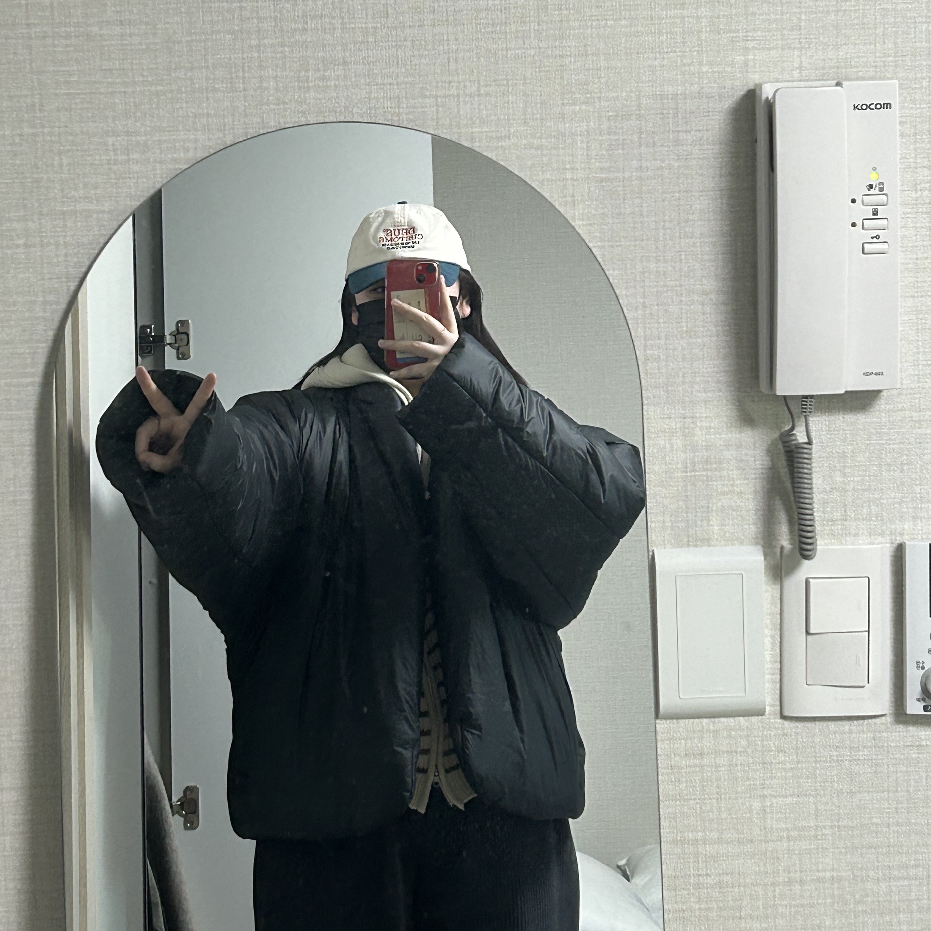 Yeezy Gap Engineered By Balenciaga Round Jacket 2 Black 착용 스타일