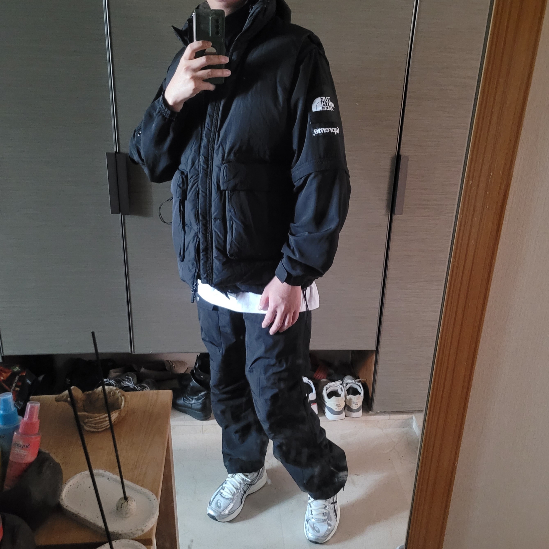 Supreme x The North Face Trekking Convertible Jacket Black - 22SS, Andersson Bell x Asics Cargo Pants Black 착용 스타일 - 2
