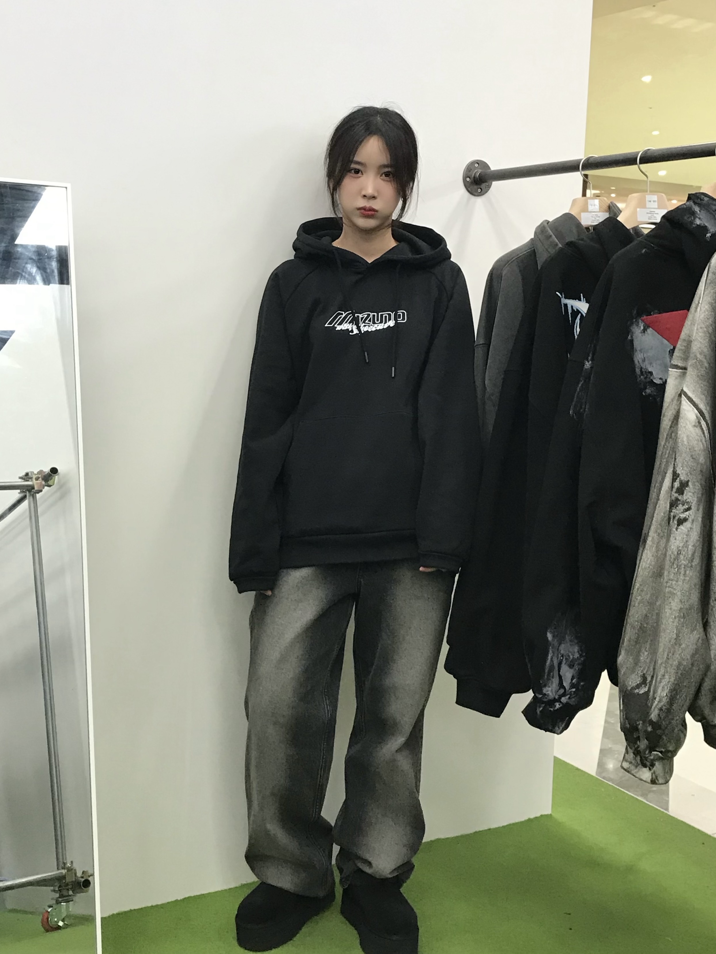 (W) UGG Ultra Mini Belted Roller Black 착용 스타일 - 2