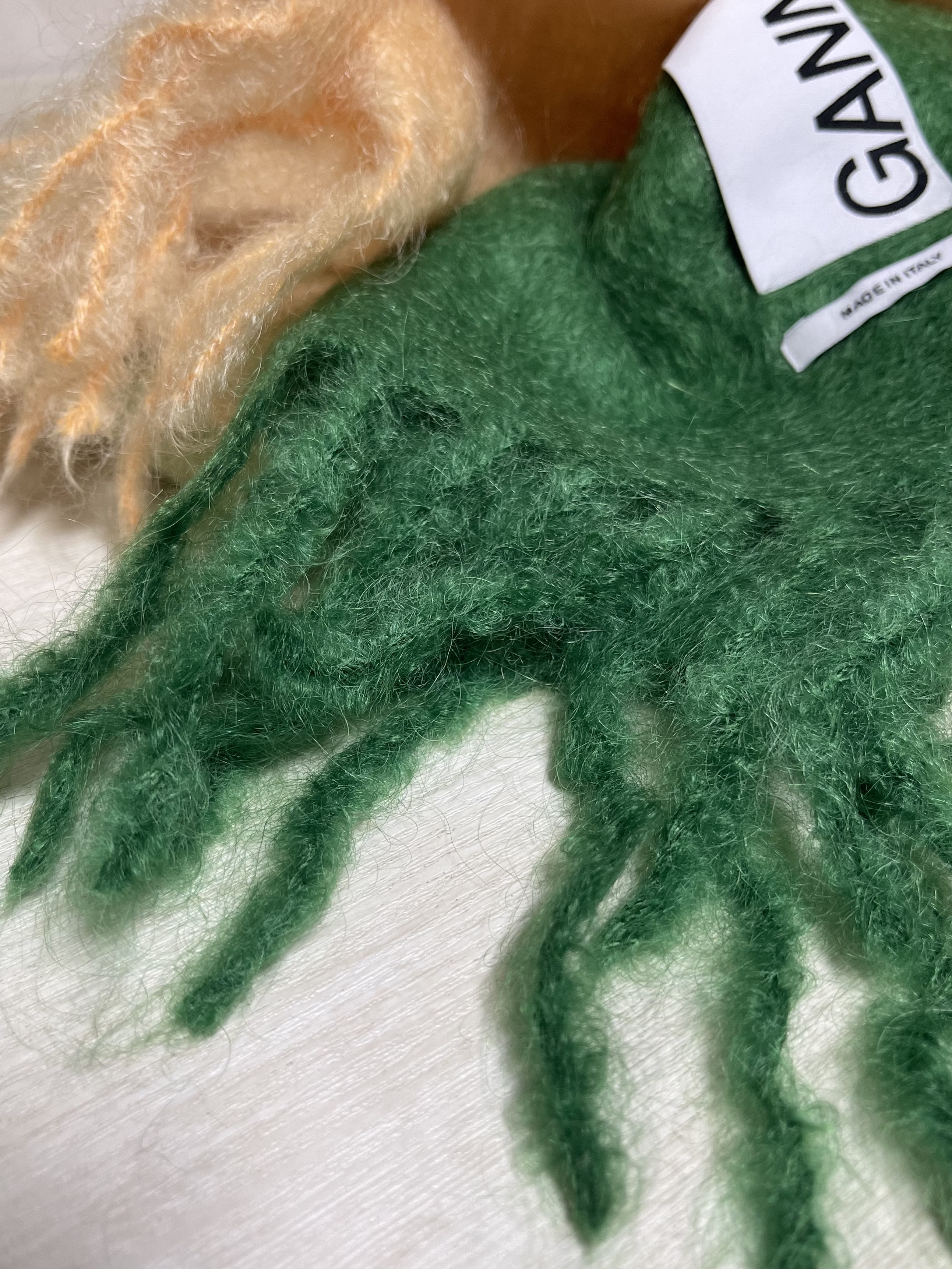 Ganni Mohair Fringed Scarf Kelly Green 착용 스타일 - 2