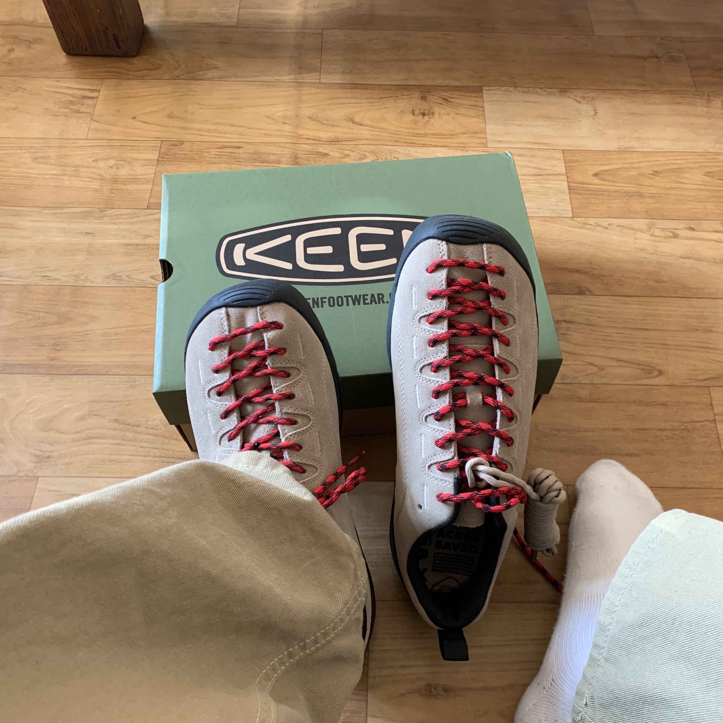 Keen Jasper Suede Sneakers Silver Mink 착용 스타일 - 1