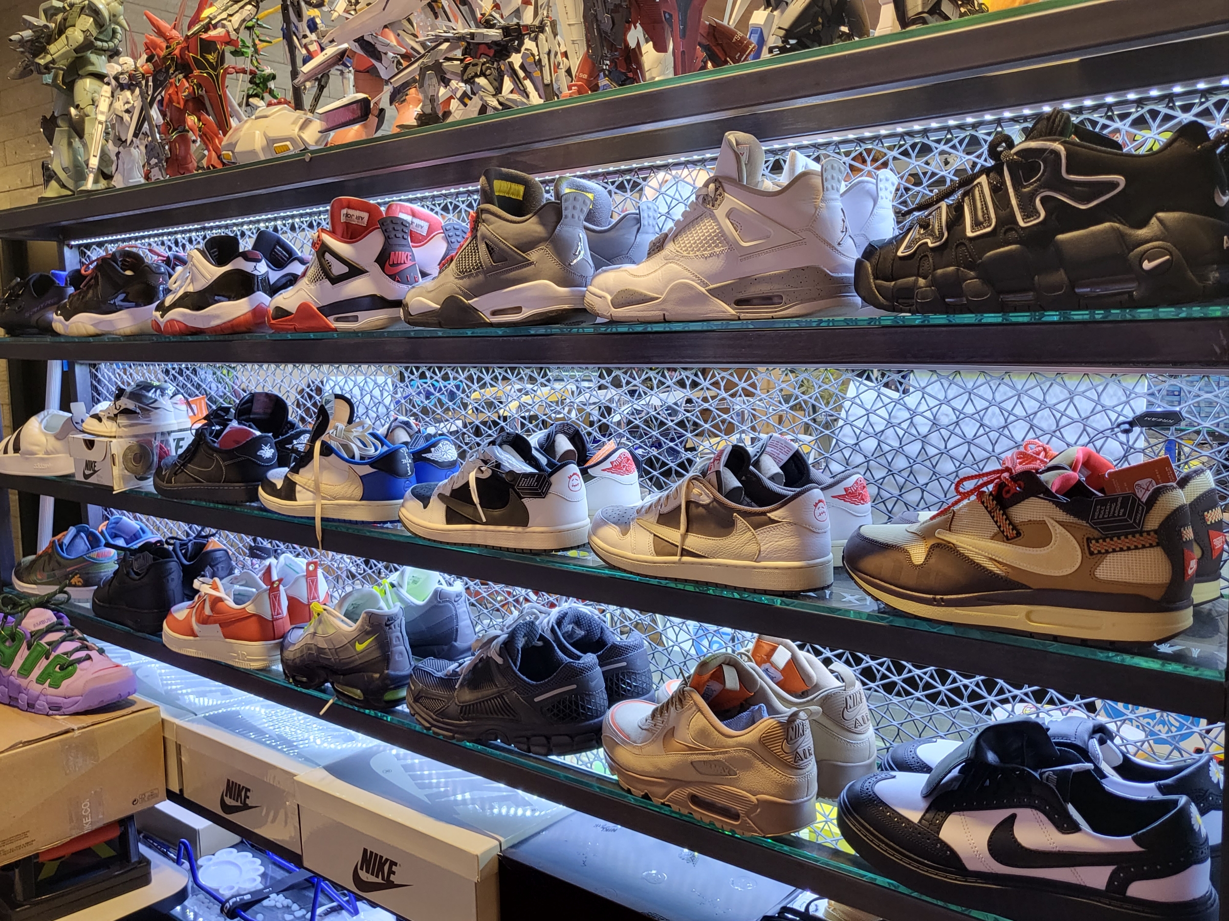 Adidas Puffylette Off White, Jordan 1 x Travis Scott Retro Low OG SP Black Phantom 착용 스타일