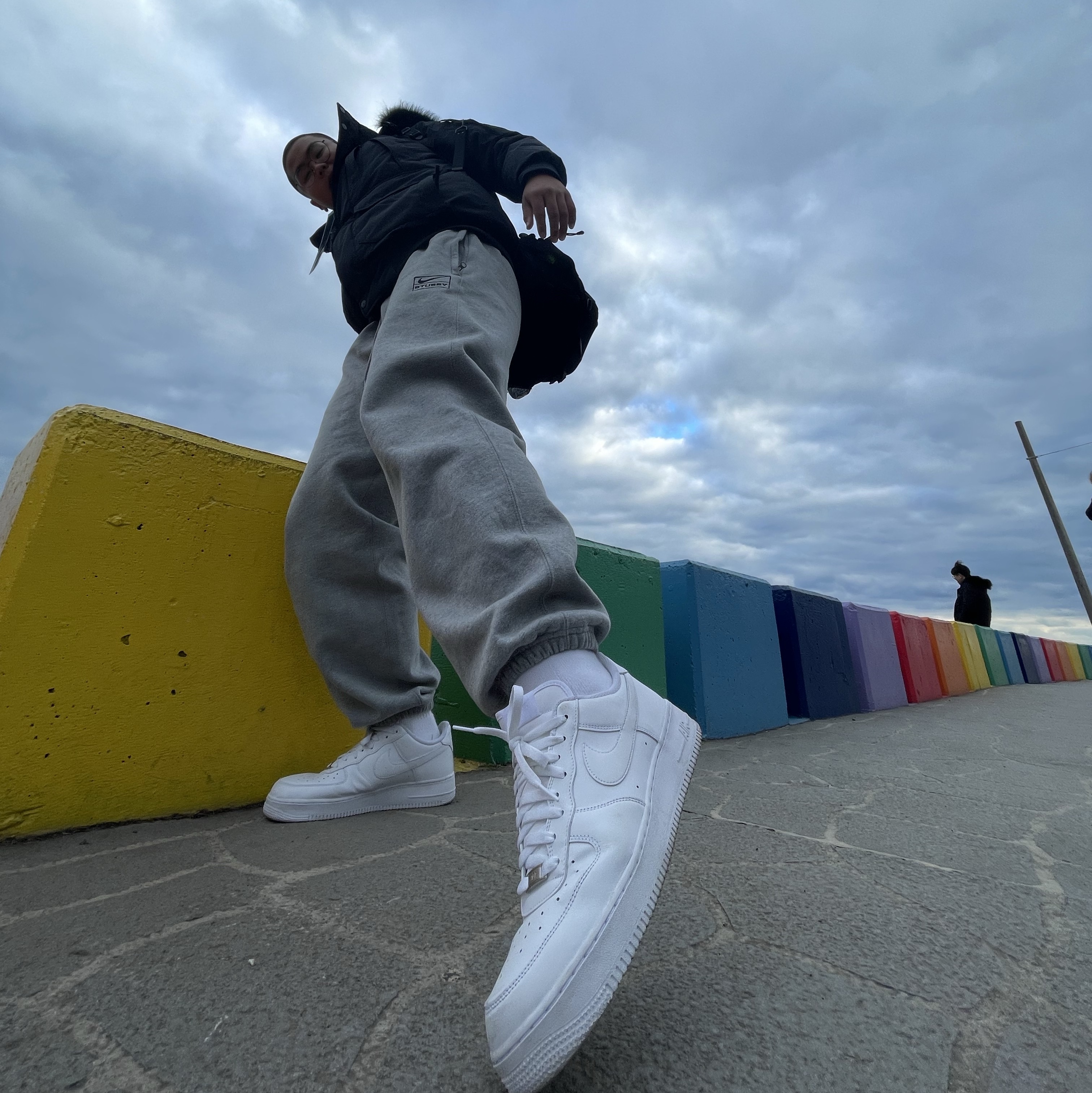 Nike x Stussy NRG Fleece Pants Dark Grey Heather (DO9340-063), Nike Air Force 1 '07 Low White 착용 스타일