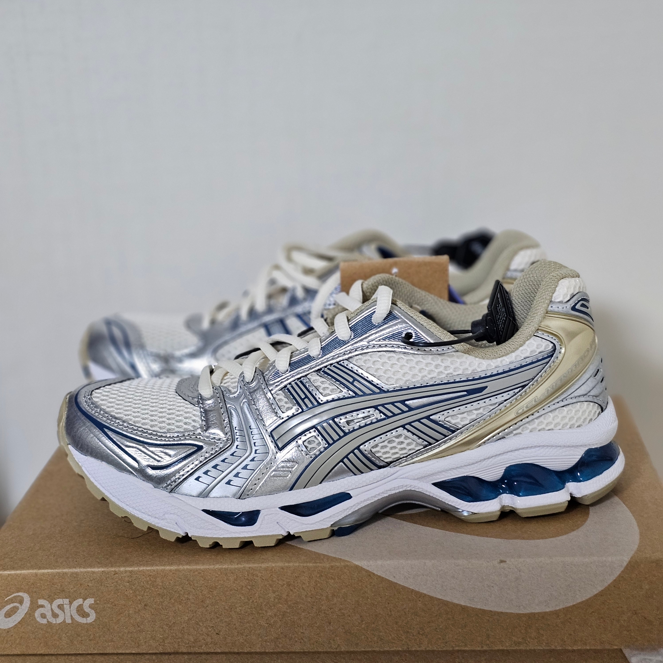 Asics Gel-Kayano 14 Cream Pure Silver 착용 스타일