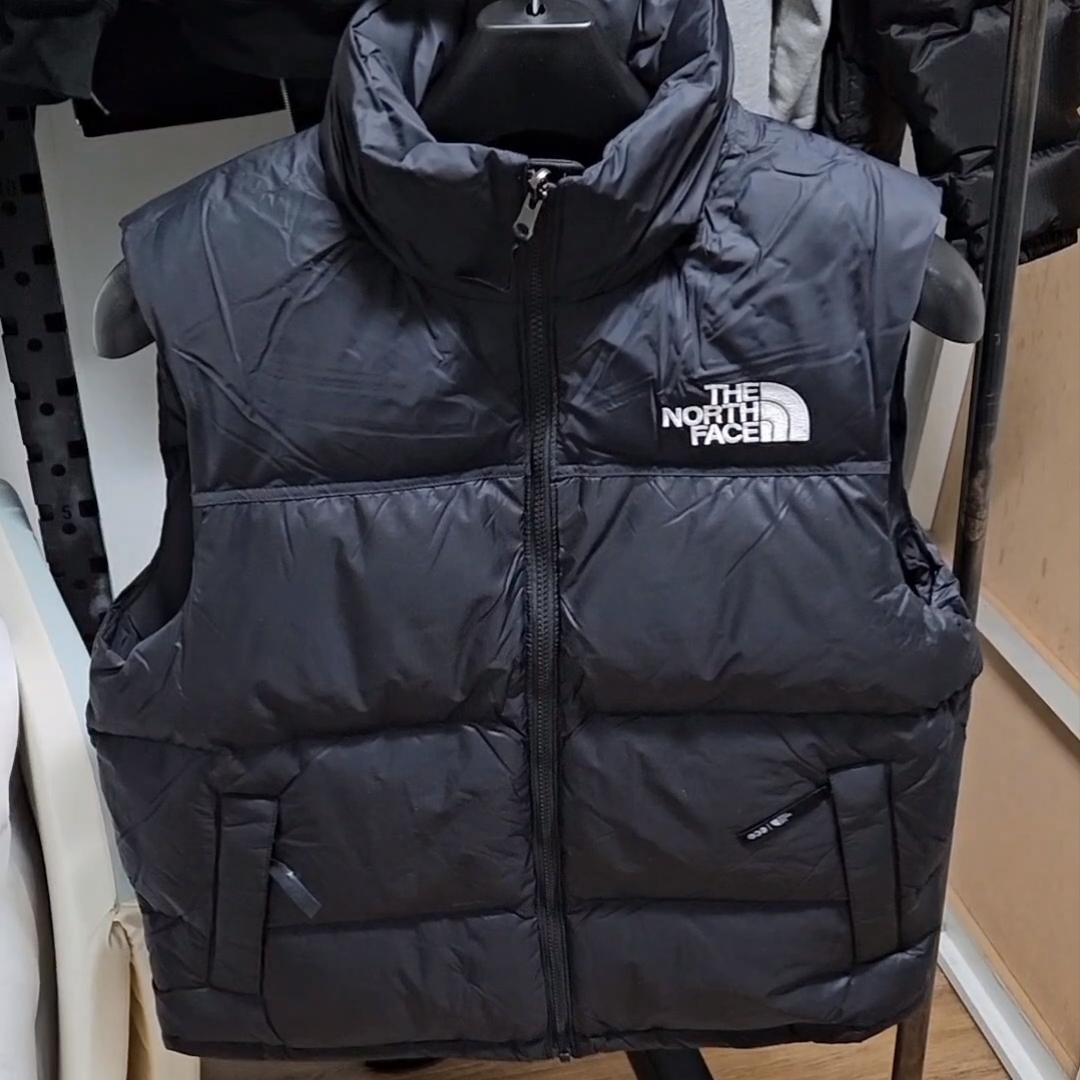 The North Face 1996 Eco Nuptse Vest Black 착용 스타일 - 3