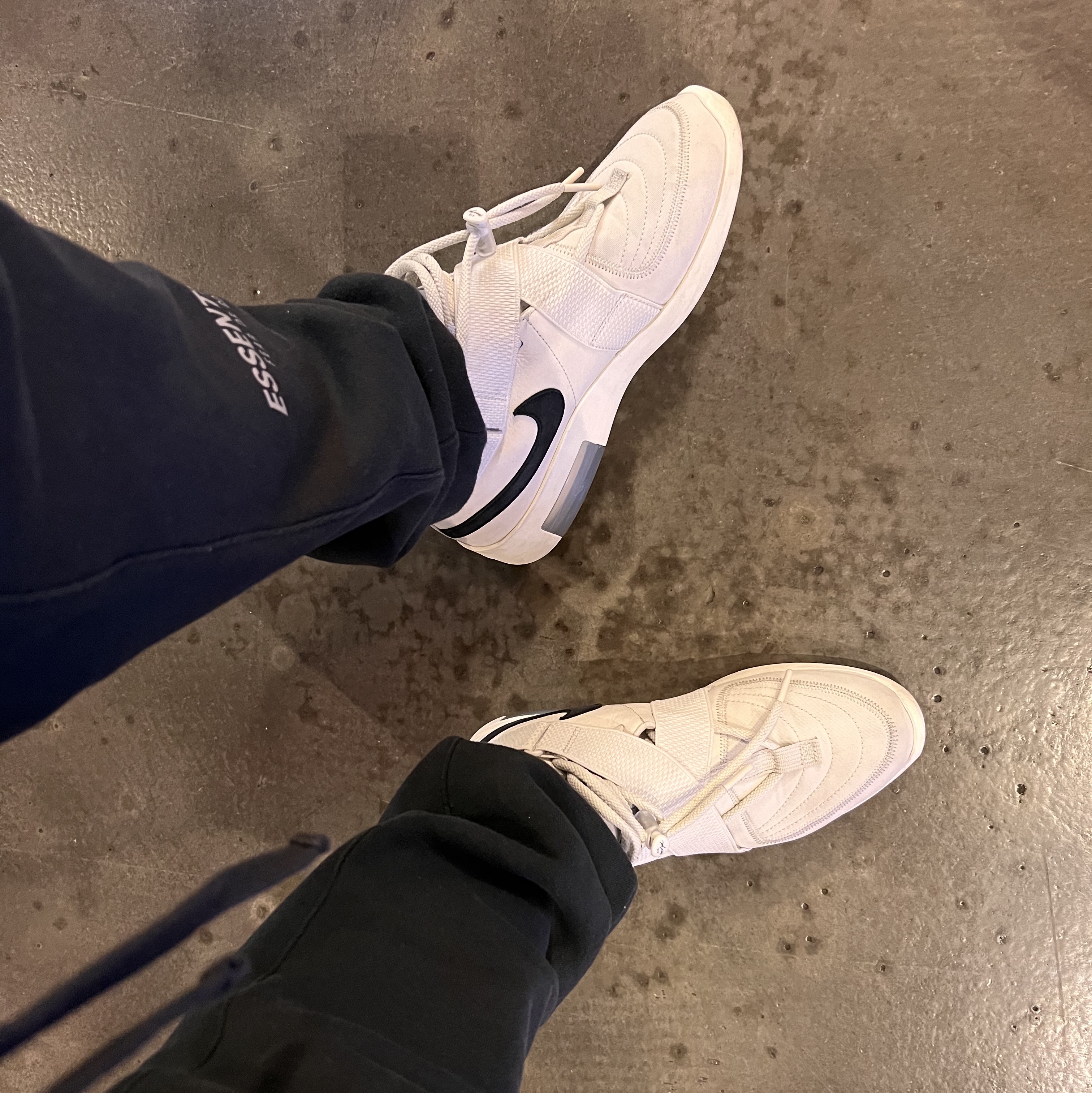 Nike x Fear of God Air Fear of God Raid Light Bone 착용 스타일