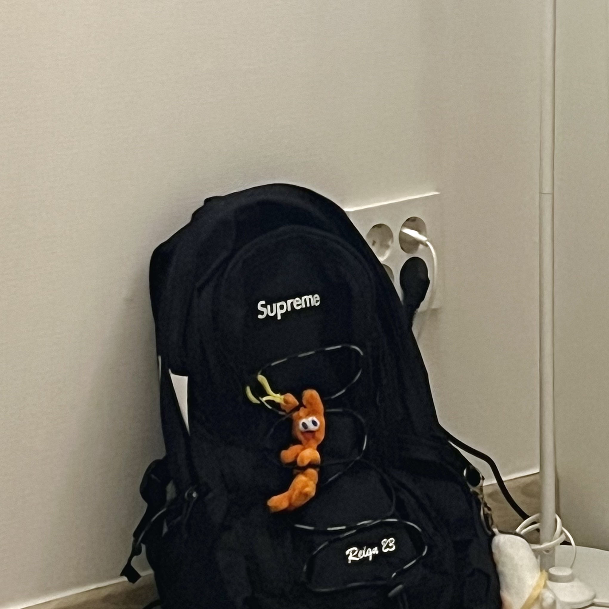 Supreme Backpack Black - 22SS 착용 스타일