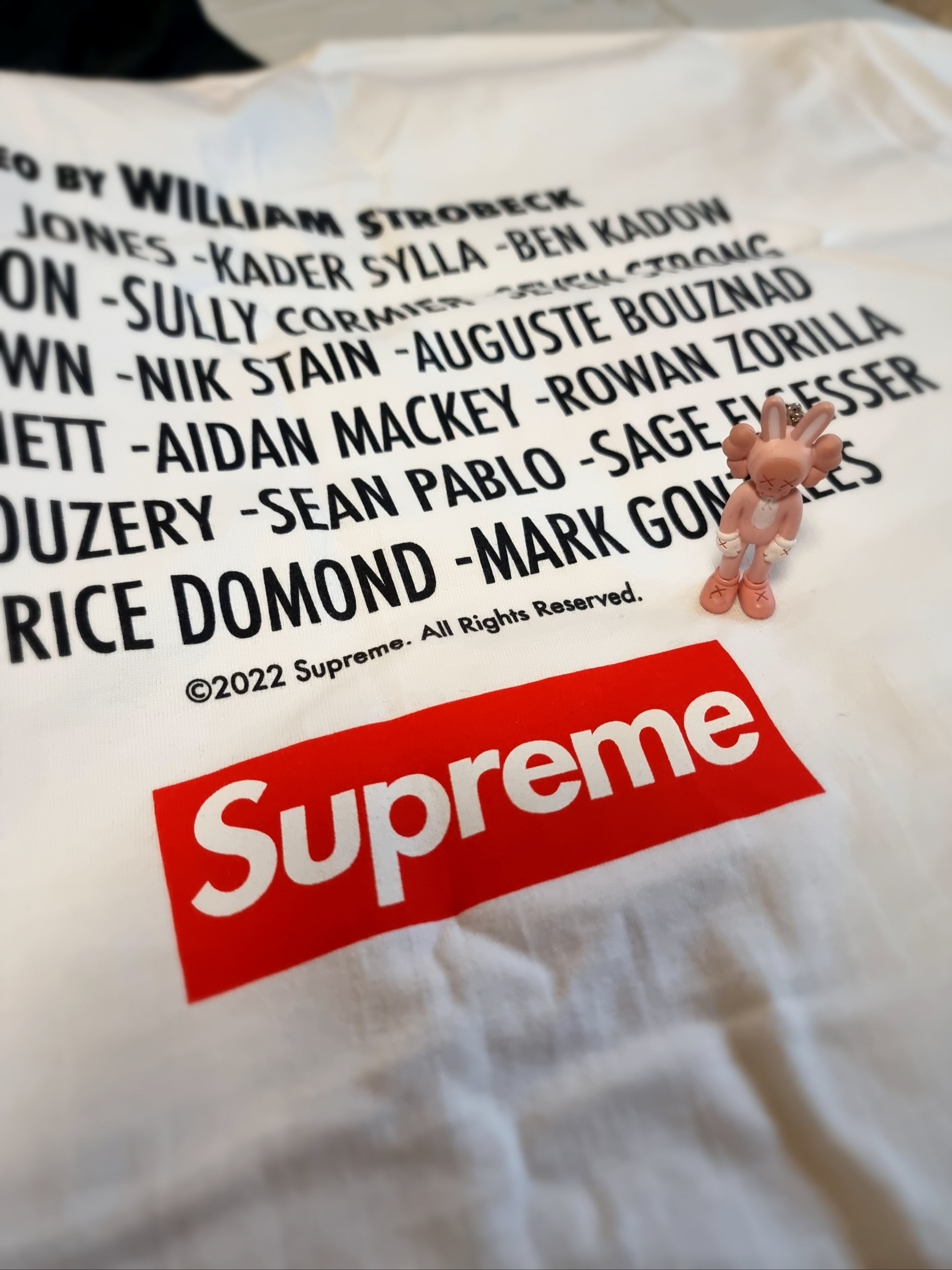 Supreme Play Dead T-Shirt White - 22FW, Kaws Tokyo First Accomplice Keychain Pink 착용 스타일