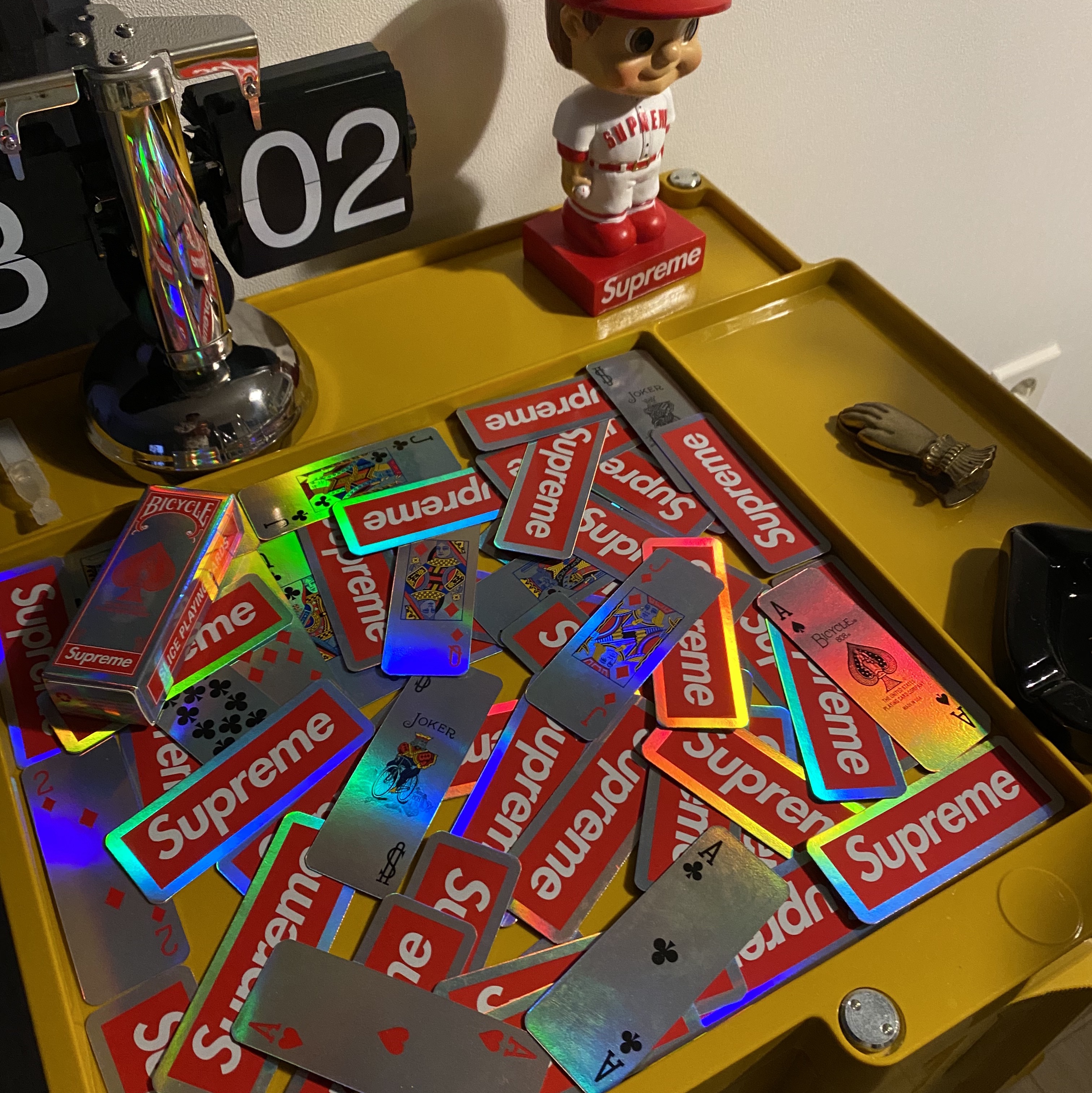 Supreme x Bicycle Holographic Slice Cards Holographic - 23FW 착용 스타일