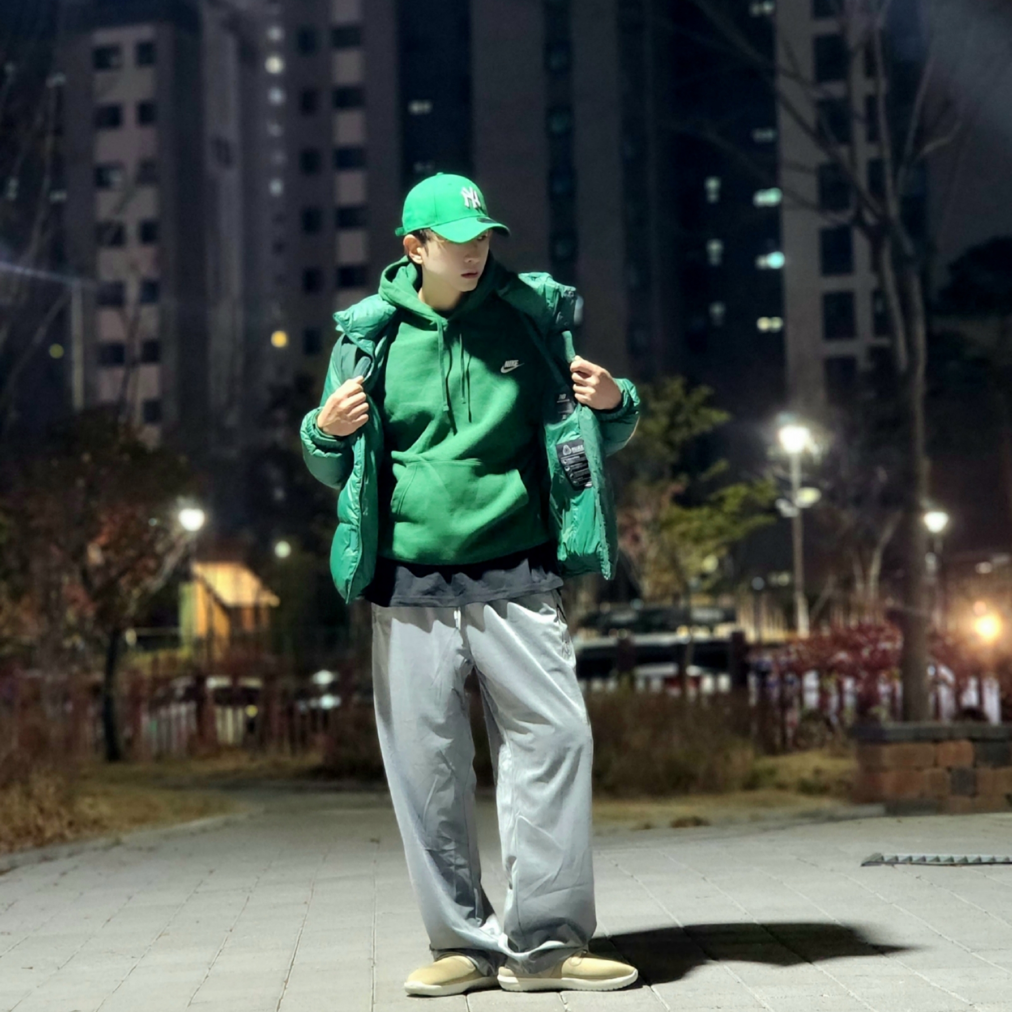 Nike Burrow Khaki Rattan, Nike NSW Club Fleece Pullover Hoodie Gorge Green - US/EU 착용 스타일 - 3