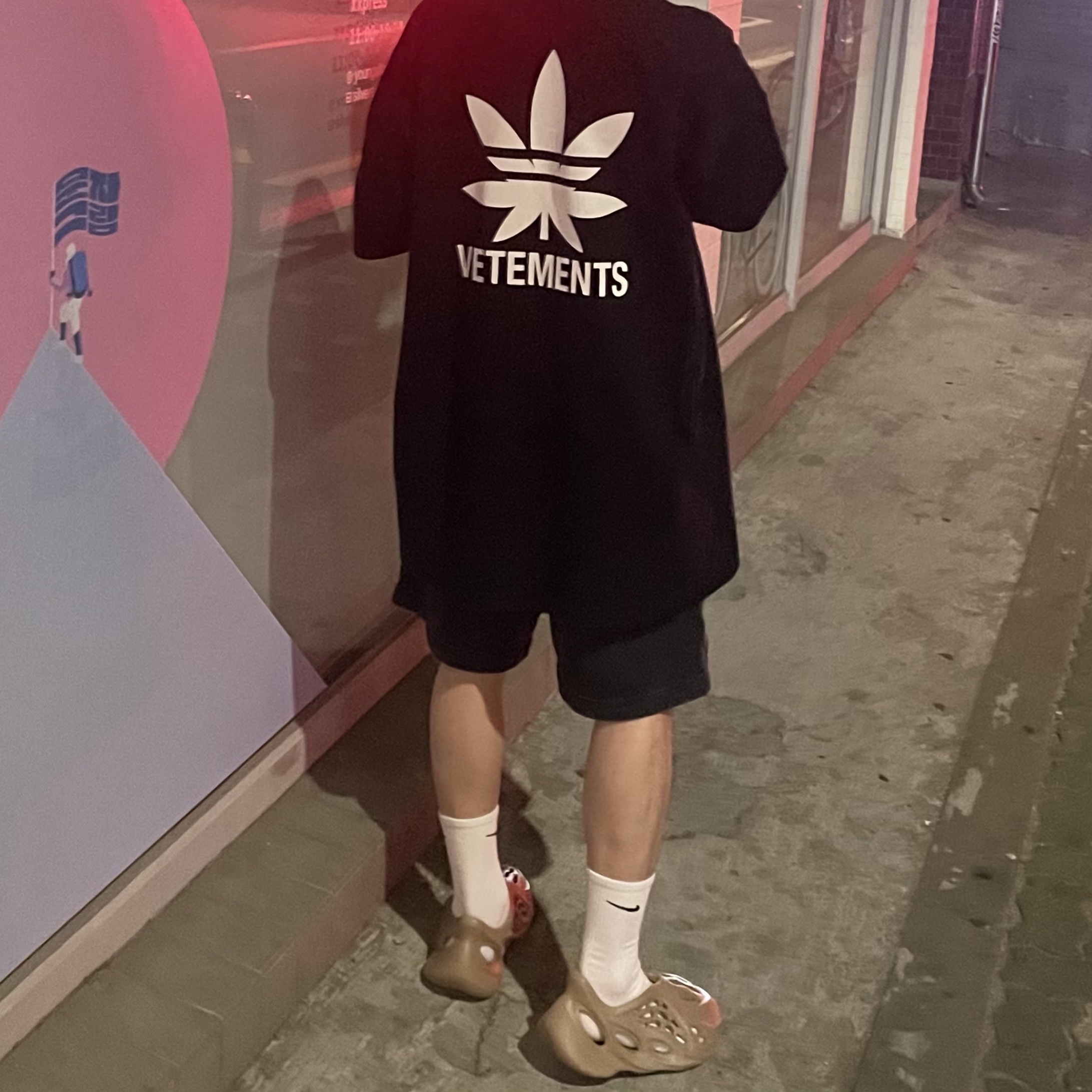 Adidas Yeezy Foam RNNR Mist 착용 스타일 - 3