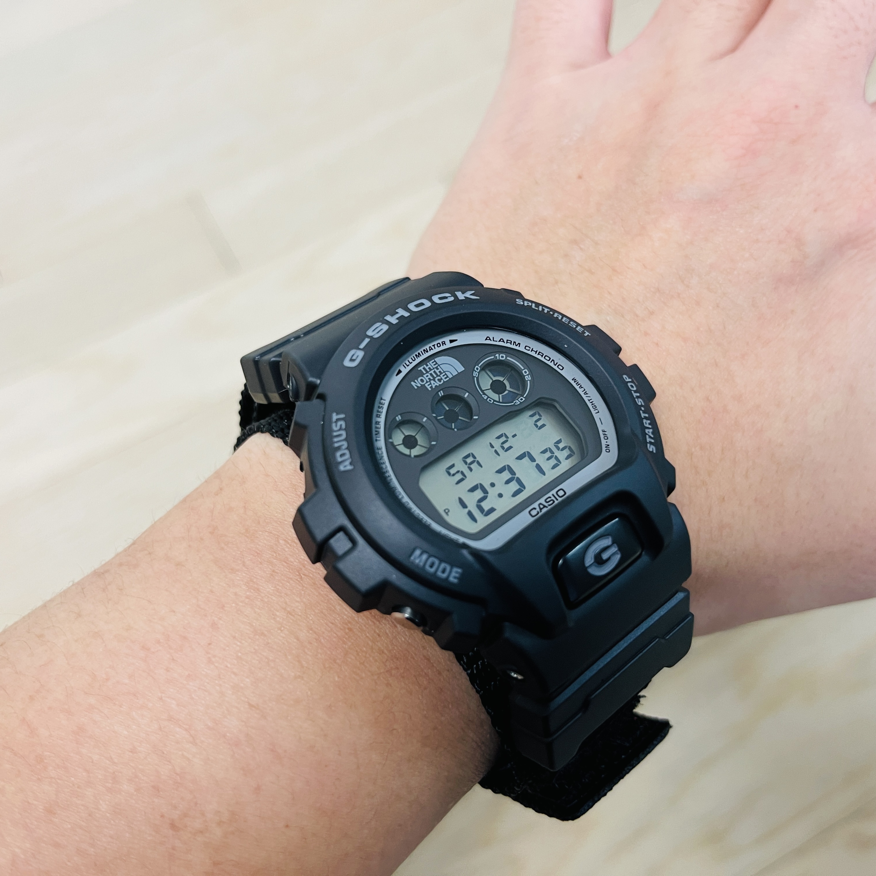 Casio G-Shock x Supreme x The North Face DW-6900 Black 착용 스타일 - 2