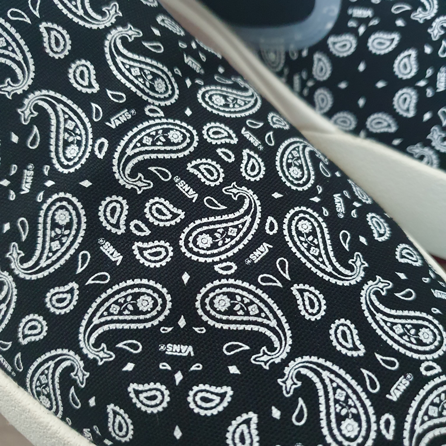 Vans ComfyCush One Bandana Marshmallow Black 착용 스타일 - 3