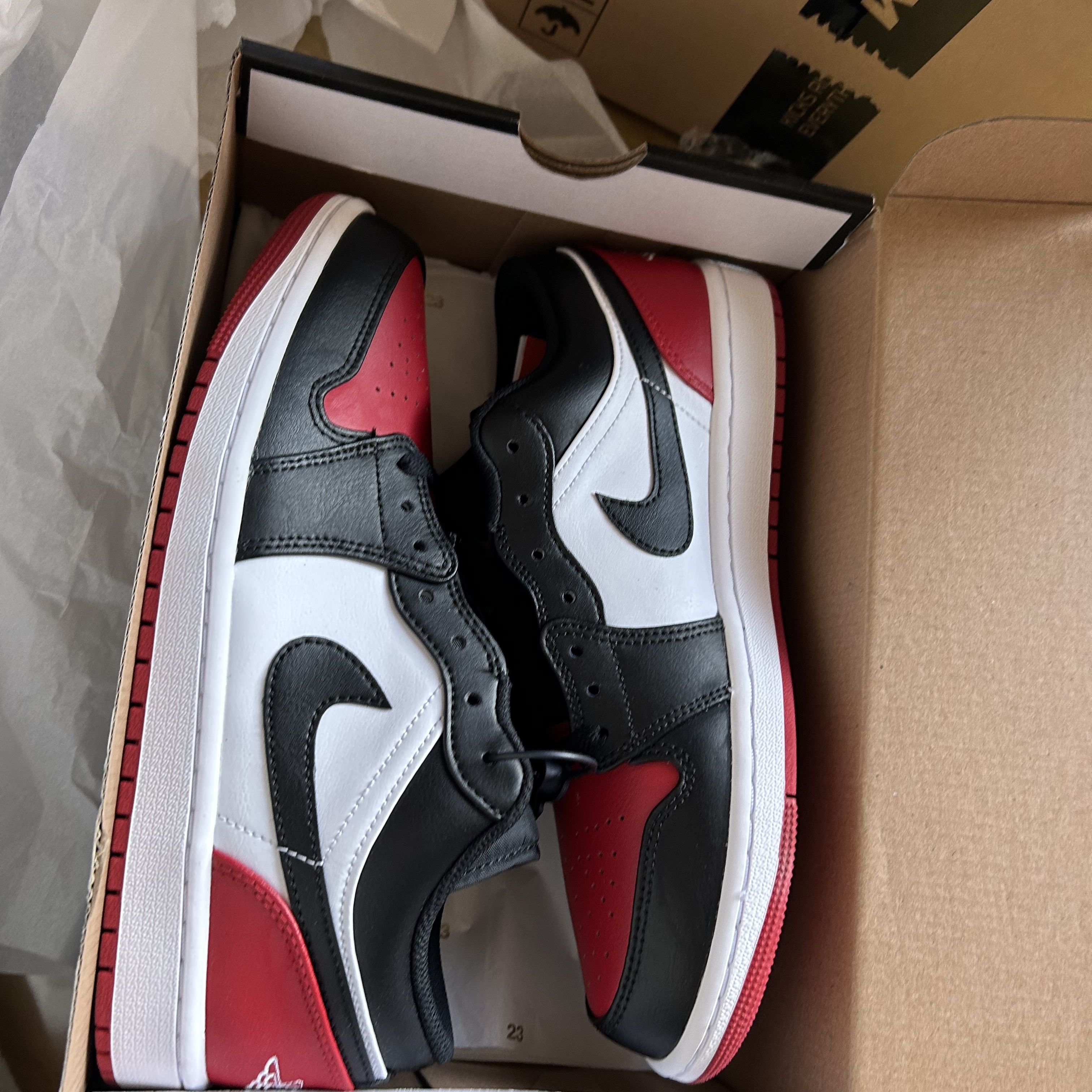 Jordan 1 Low White Varsity Red 착용 스타일 - 2