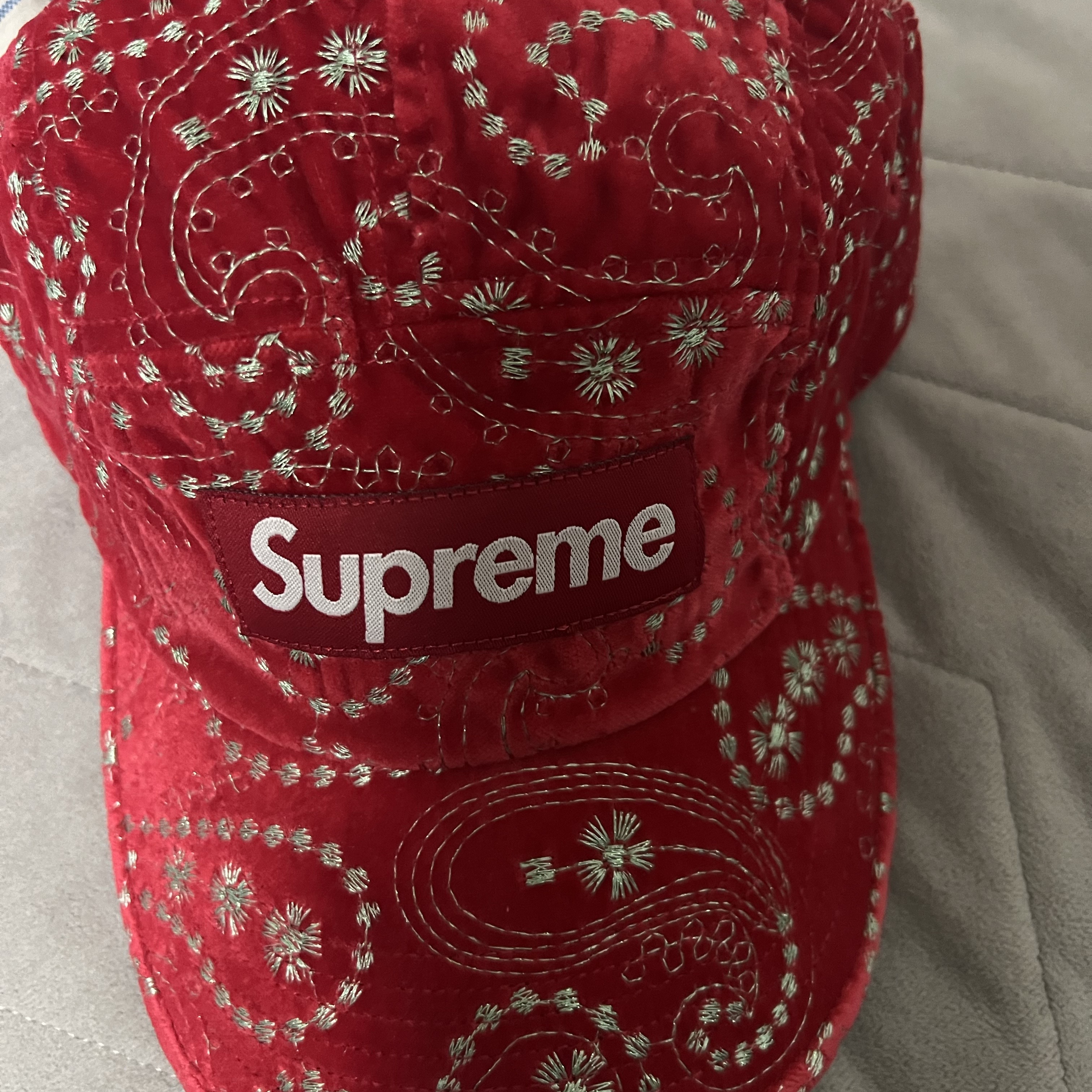 Supreme Velvet Paisley Camp Cap Red - 23FW 착용 스타일