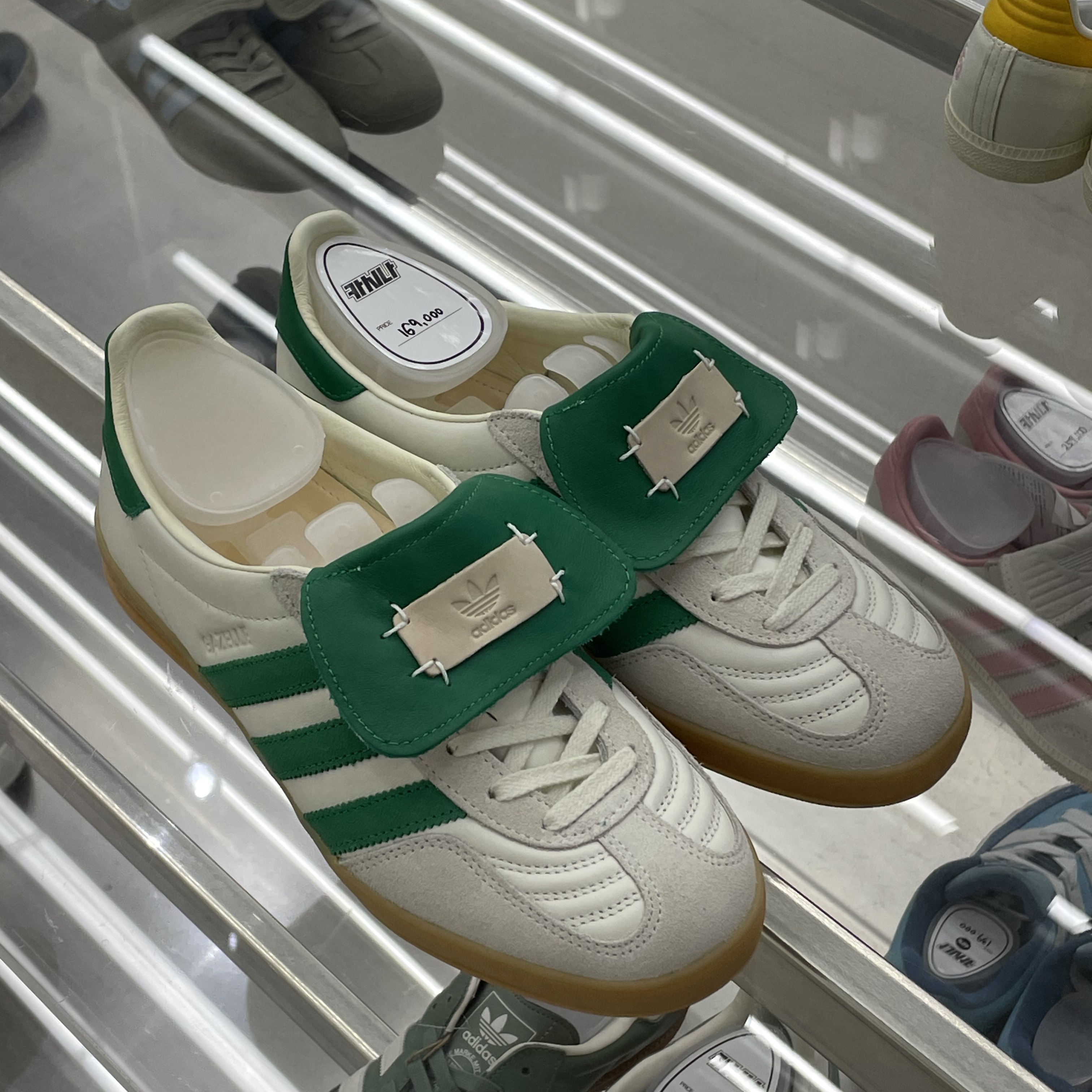 Adidas x Foot Industry Gazelle Indoor Off White Green 착용 스타일 - 1