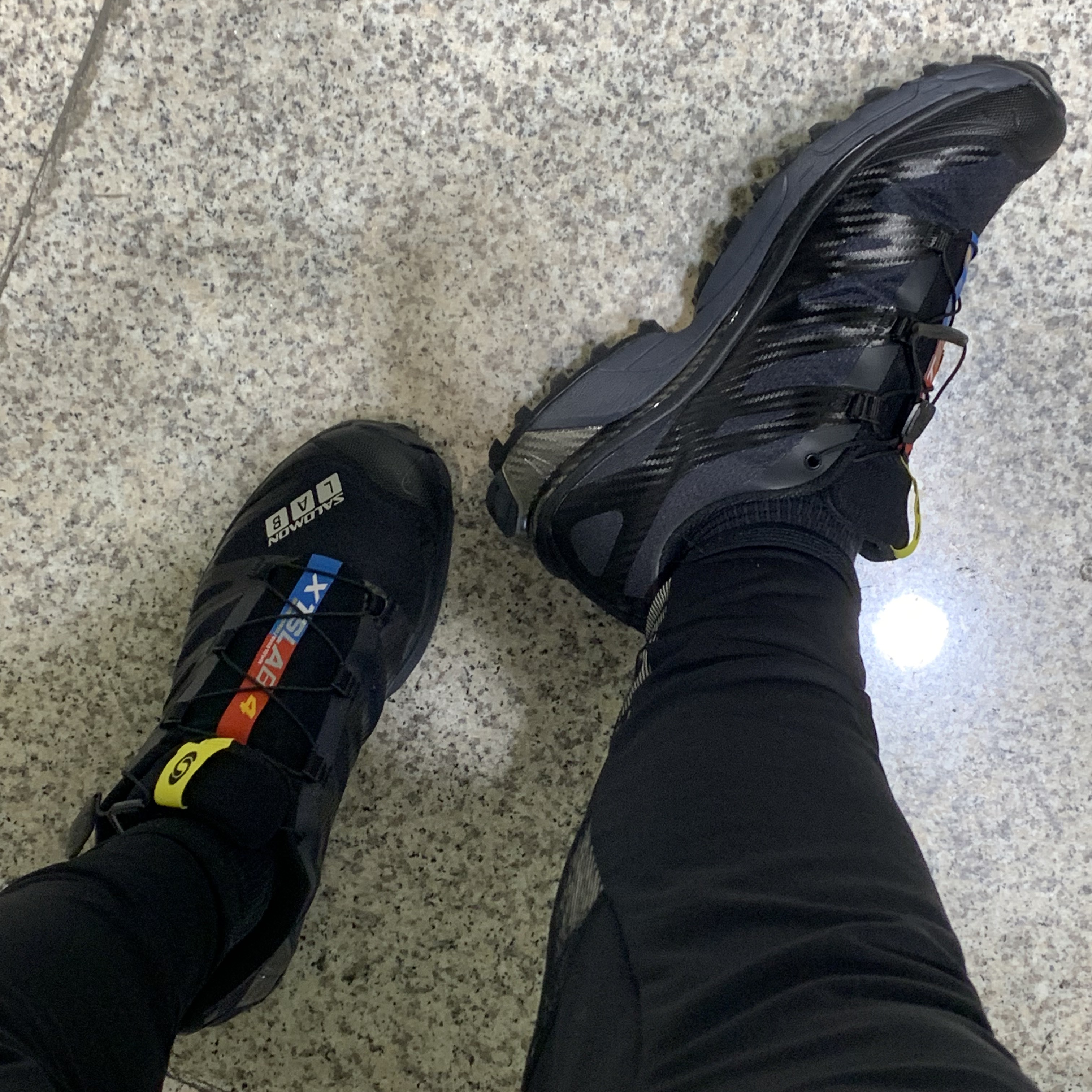 Salomon XT-4 Black Silver Metallic 착용 스타일