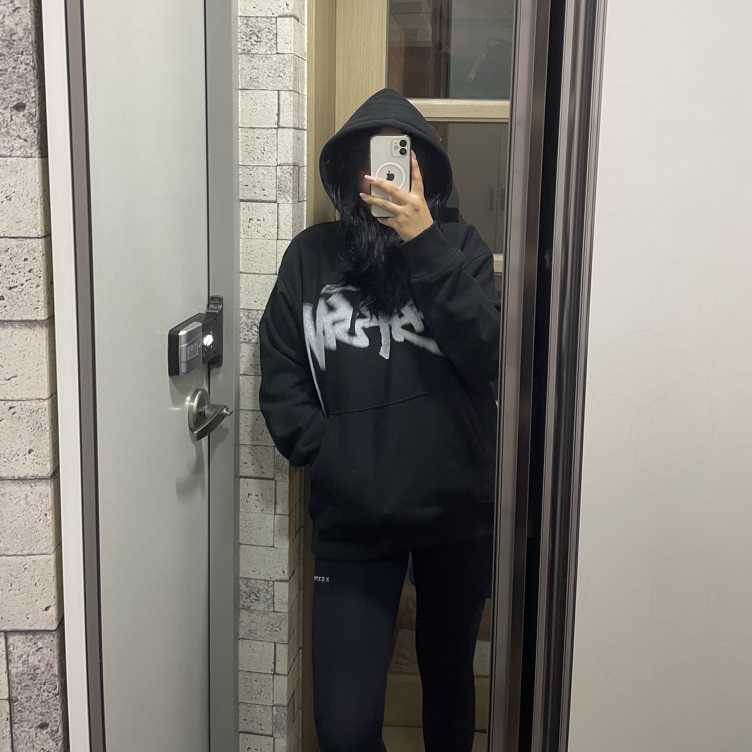 Stussy Dizzy Stock Hoodie Black 착용 스타일
