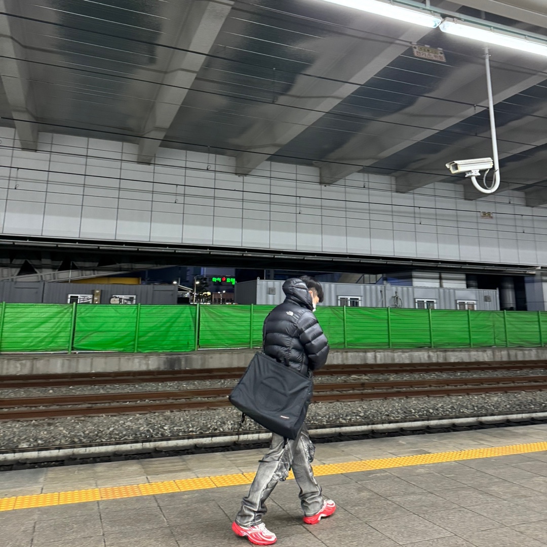 Reebok x Kanghyuk Premier Road Modern Mid White Red, C.P. Company Cotton Knit Crewneck Sweater Black - 21FW 착용 스타일 - 3