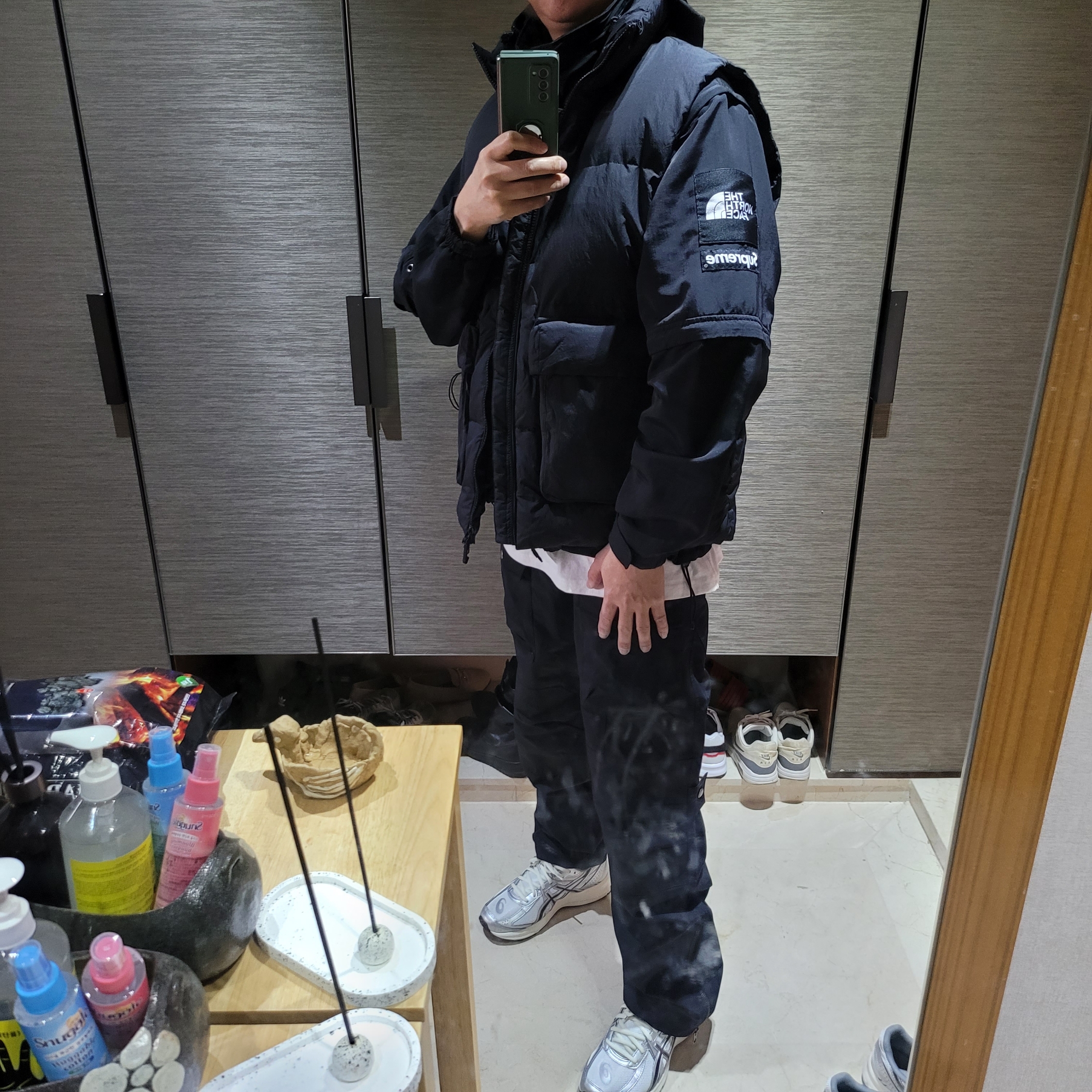 Supreme x The North Face Trekking Convertible Jacket Black - 22SS, Andersson Bell x Asics Cargo Pants Black 착용 스타일 - 1