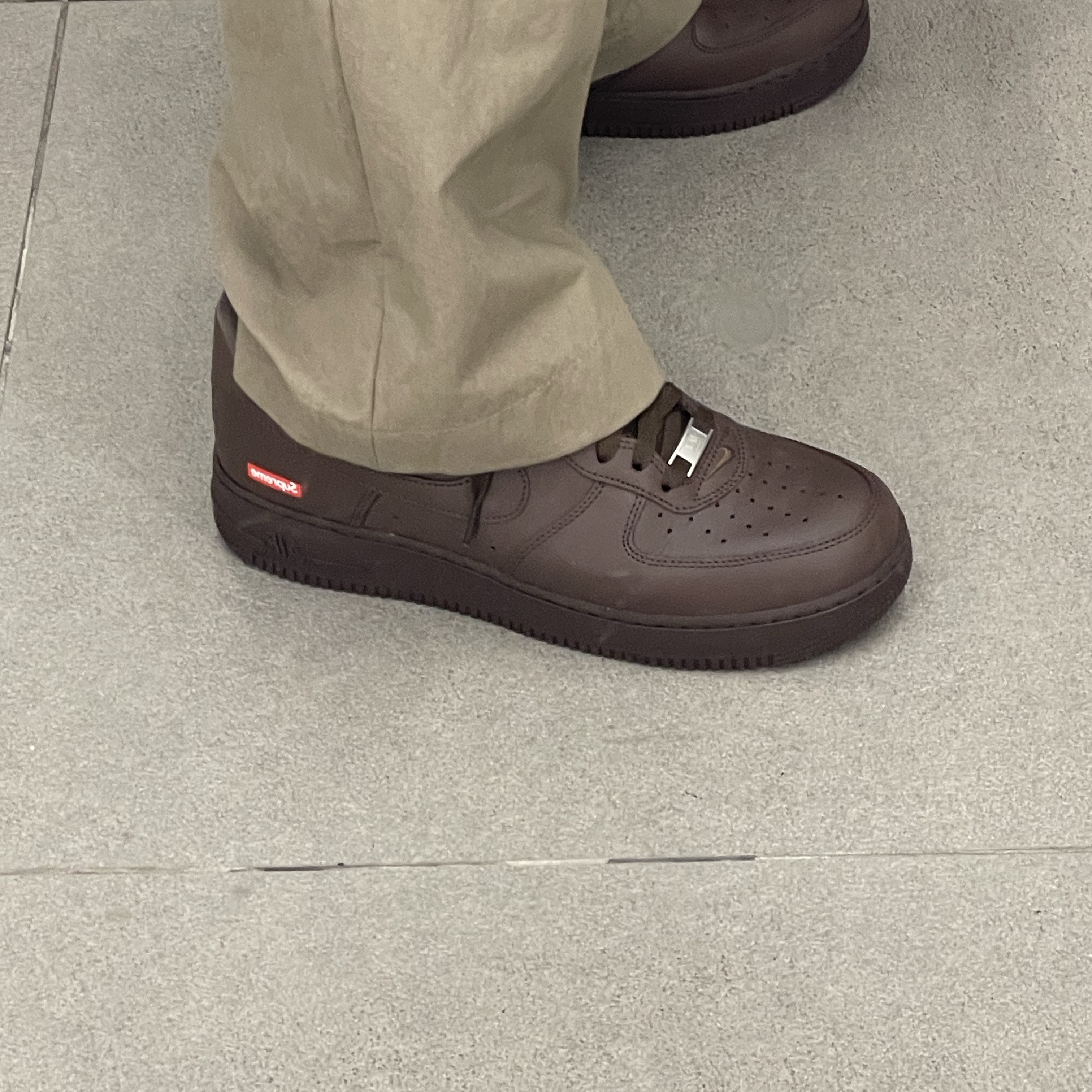 Nike x Supreme Air Force 1 Low Baroque Brown 착용 스타일 - 2