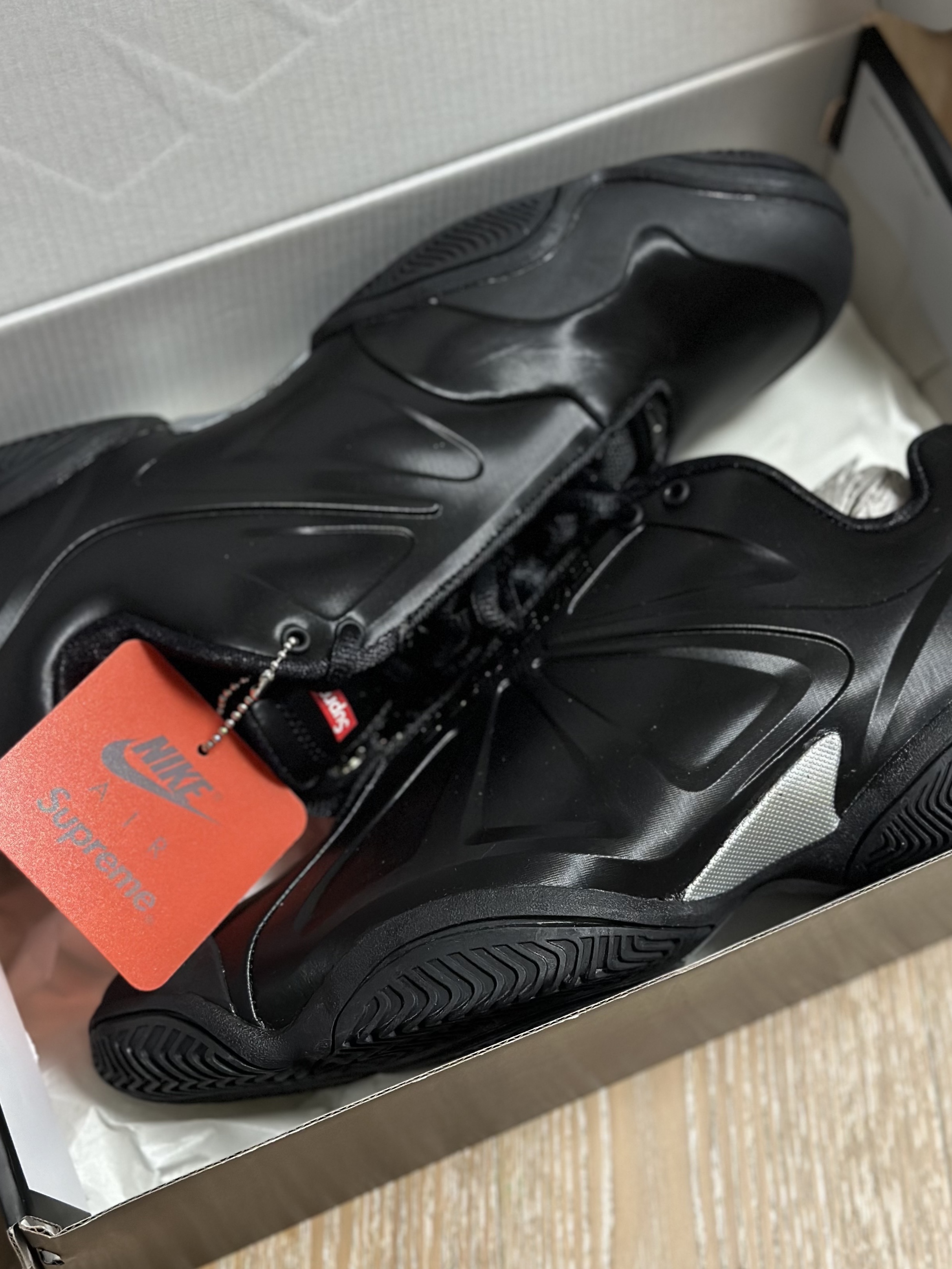 Nike x Supreme Air Zoom Courtposite SP Black Metallic Silver 착용 스타일 - 2